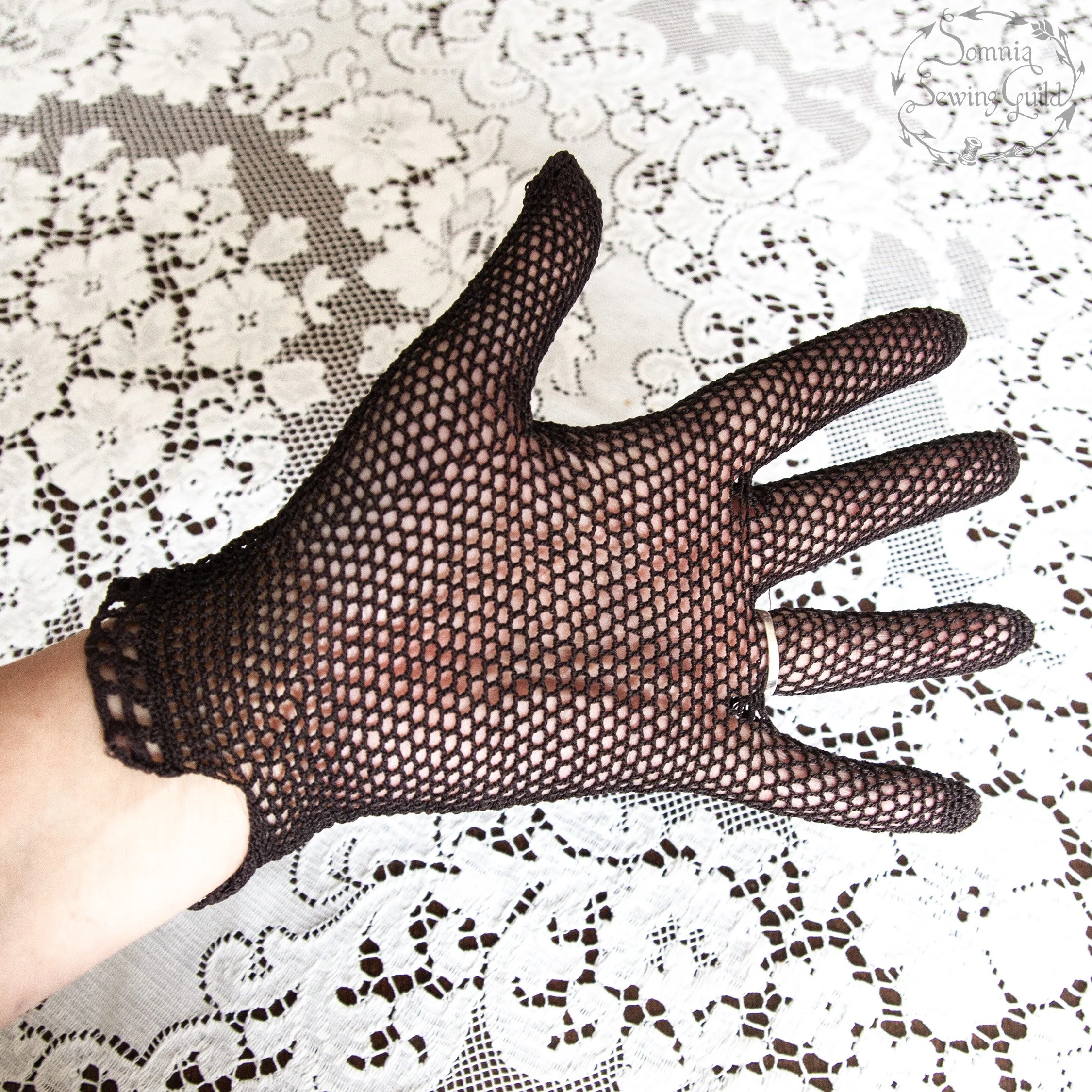 somnia-sewing-guild-gloves-vintage-black-002-26-05-15-12.jpg