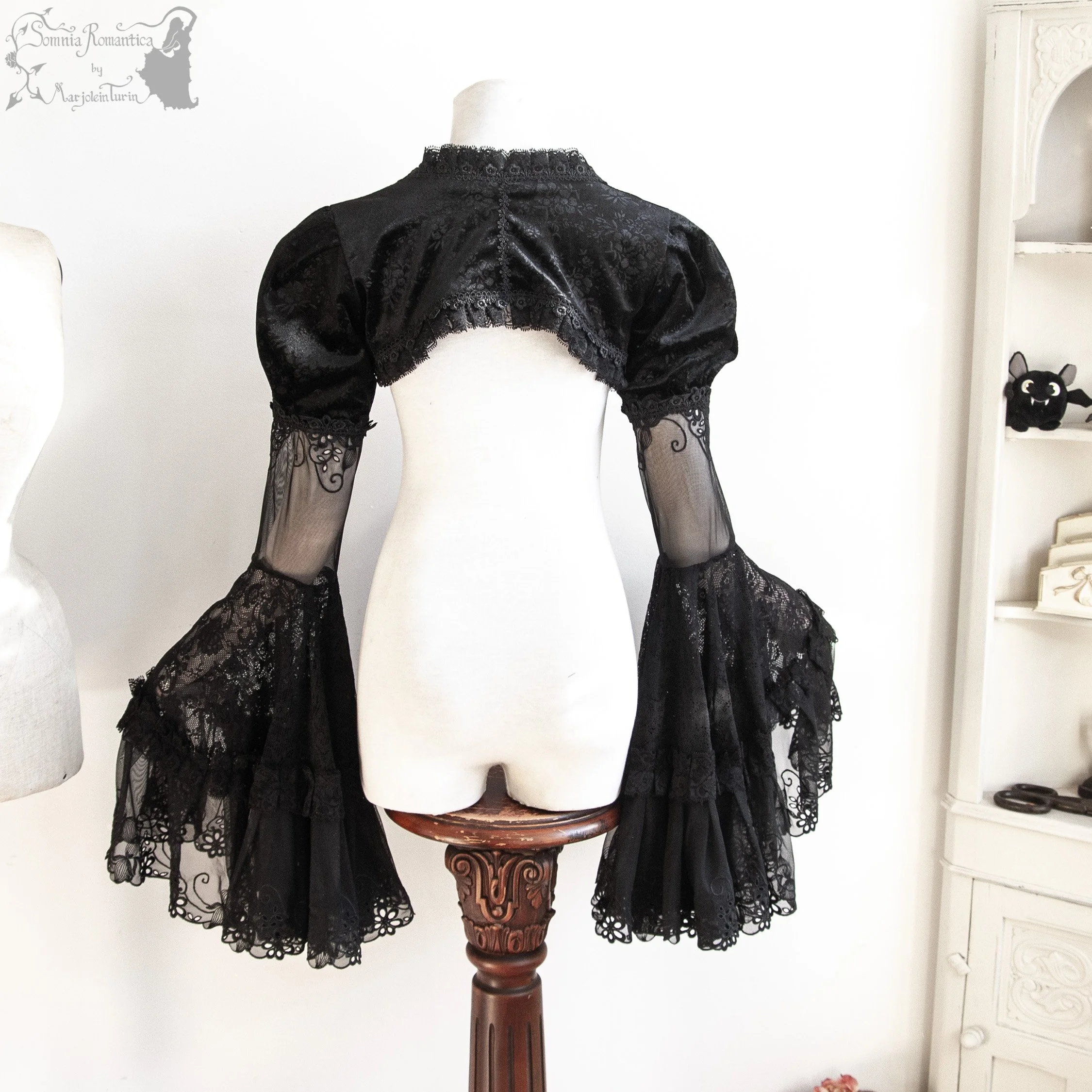 somnia-romantica-2610SHLBK37fl-2026-10-okt-13-07.jpg