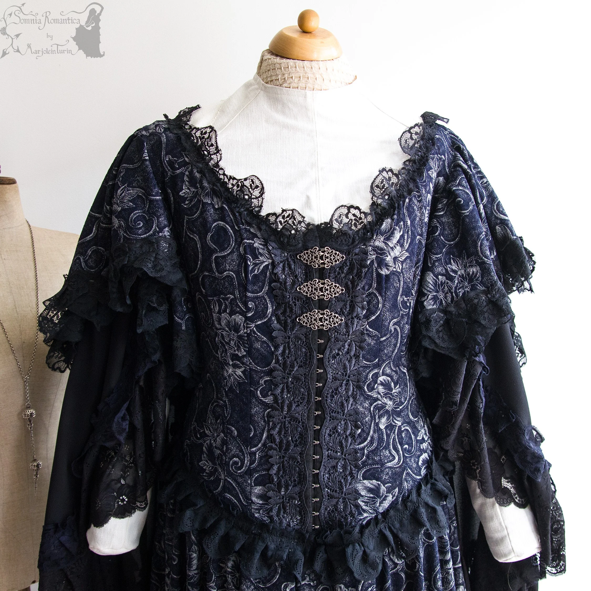 2412DRLBKBL47-somnia-romantica-marjolein-turin-2024-12-dec-05-12.jpg