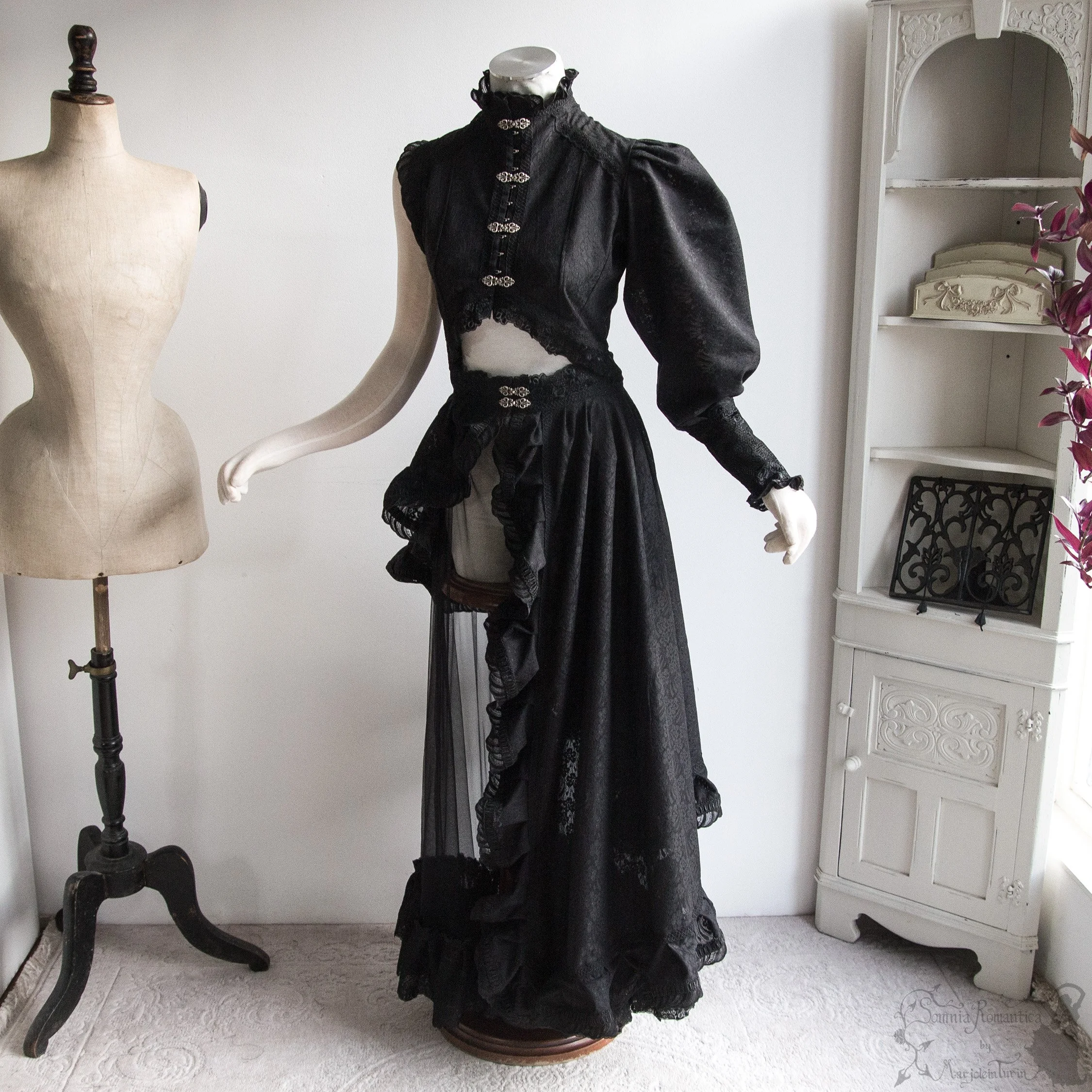2512TPLBK36-somnia-romantica-marjolein-turin-2025-12-dec-11-21.jpg