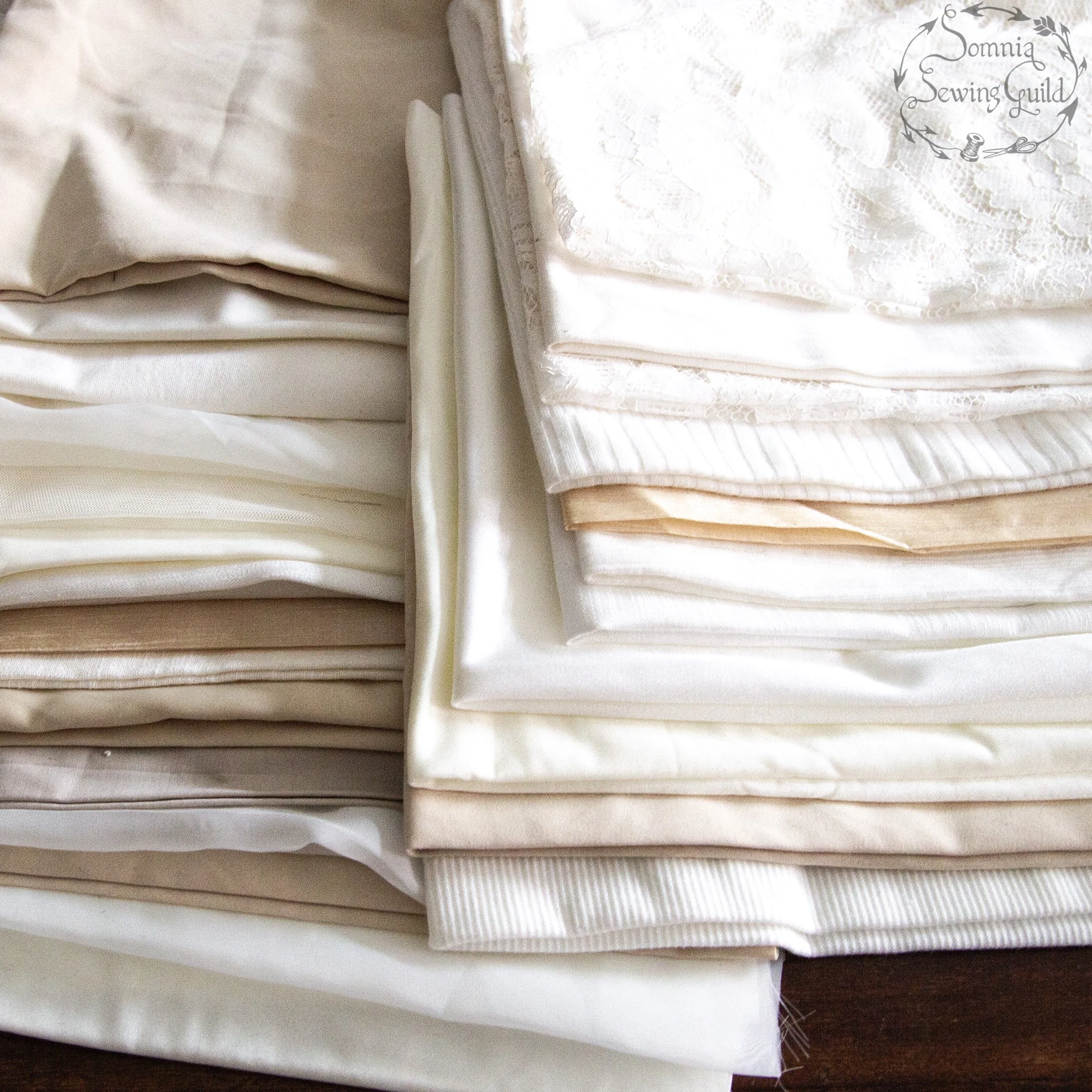 Bundle of fabrics, 25 pieces, light shades 20 x 22 inch, fat quarters