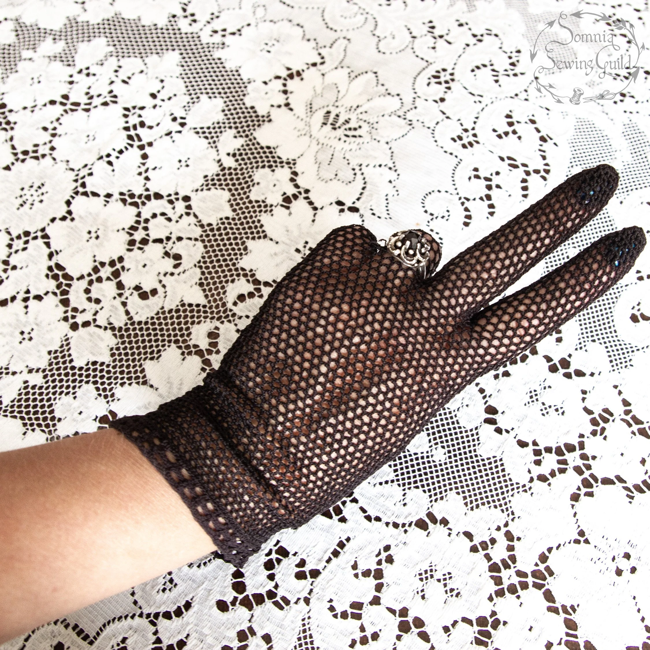 somnia-sewing-guild-gloves-vintage-black-002-26-05-15-13.jpg