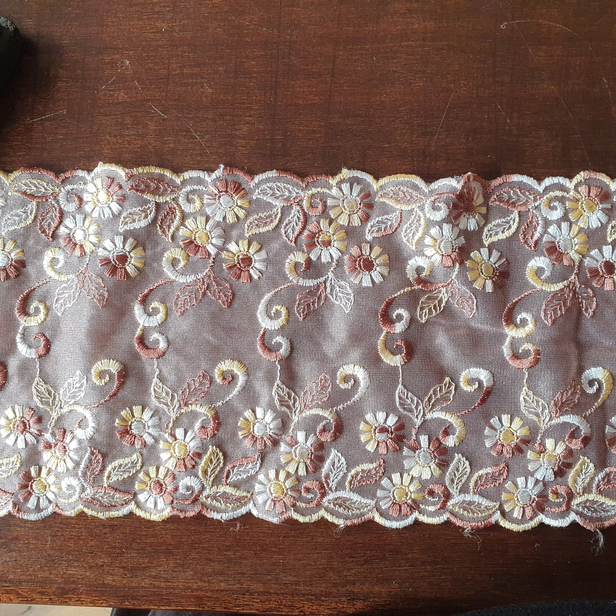 Vintage lace, 13 yards (12 meter), brown yellow white, 5.5 inch (14 cm) wide