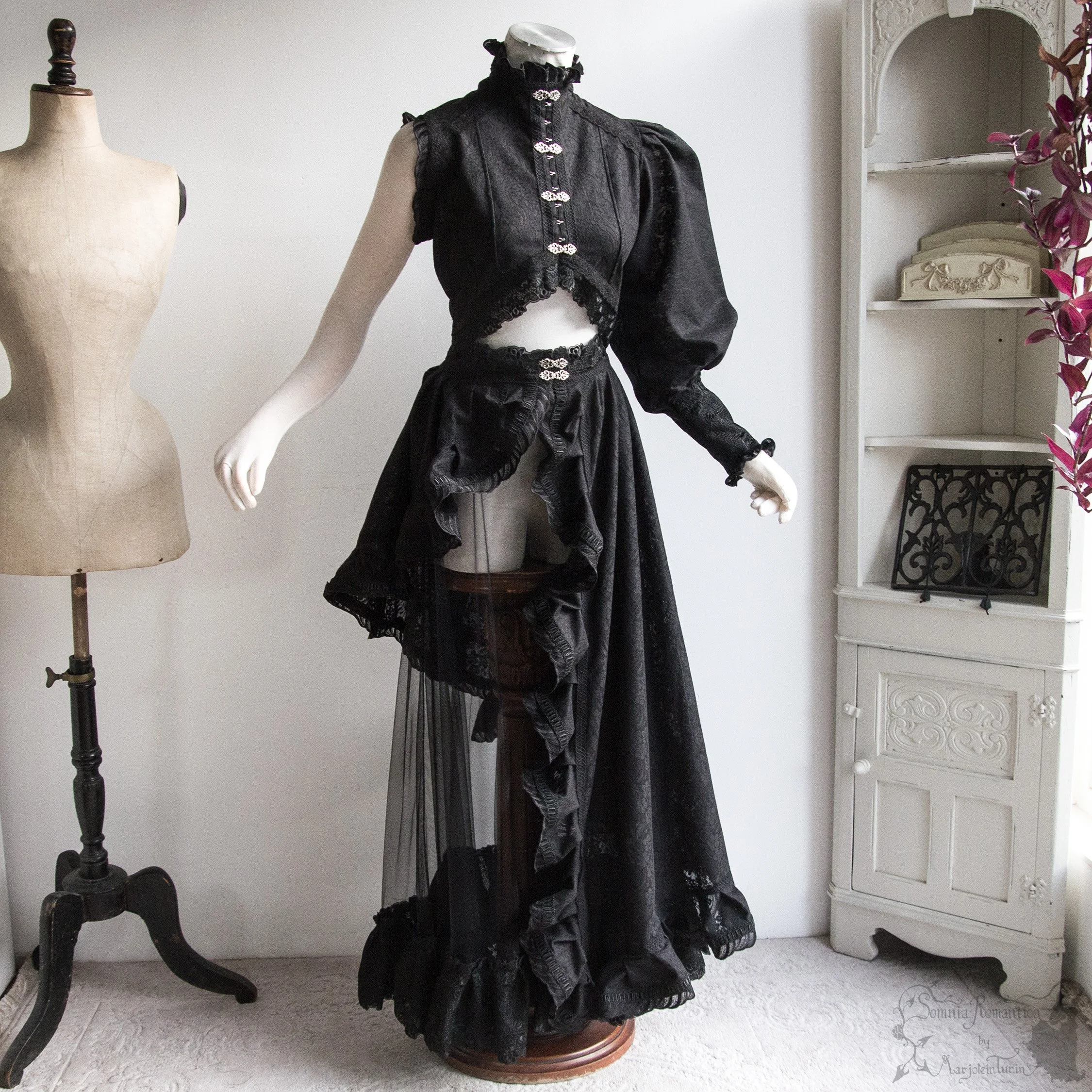 2512TPLBK36-somnia-romantica-marjolein-turin-2025-12-dec-11-20.jpg