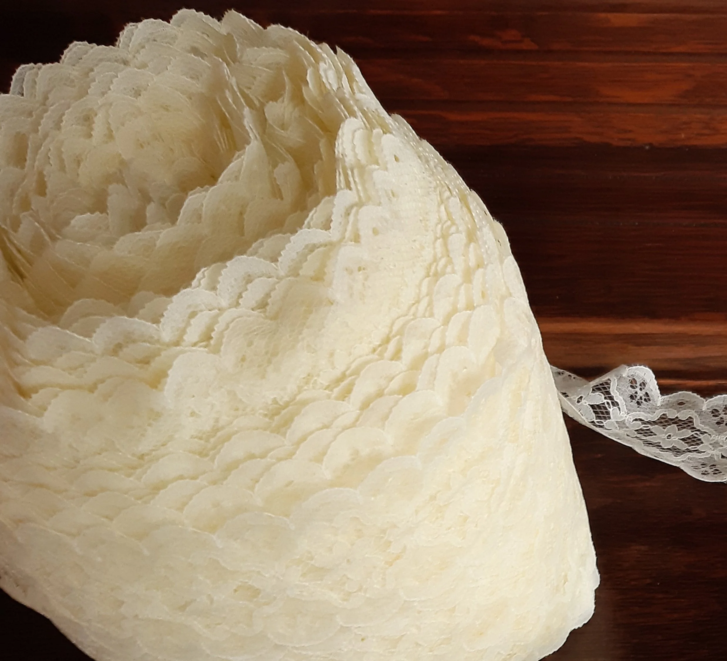 L1903KB-ye-thin-nonstretch-somnia-lace-supplies-2019-03-mar-roll.jpg