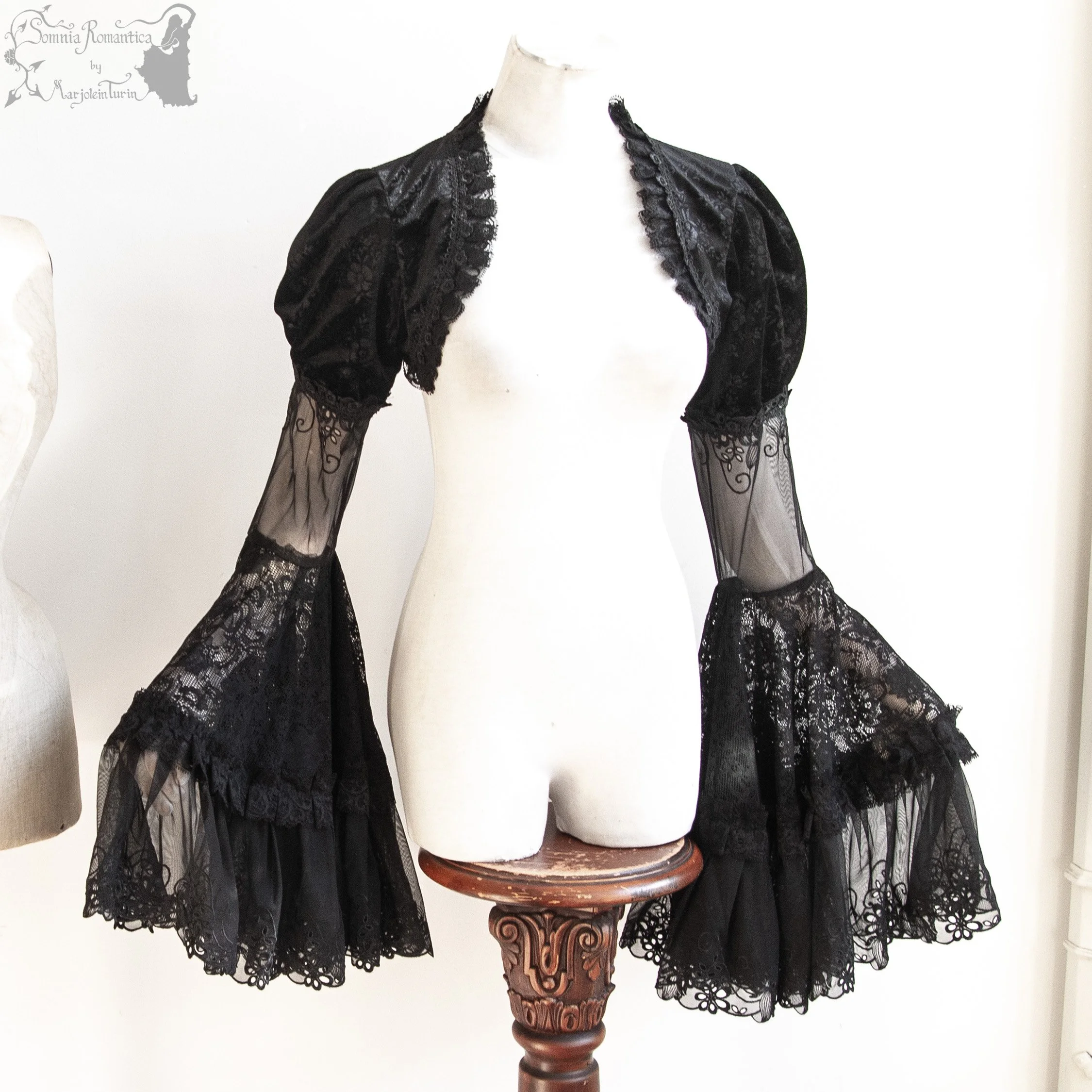 somnia-romantica-2610SHLBK37fl-2026-10-okt-13-08.jpg