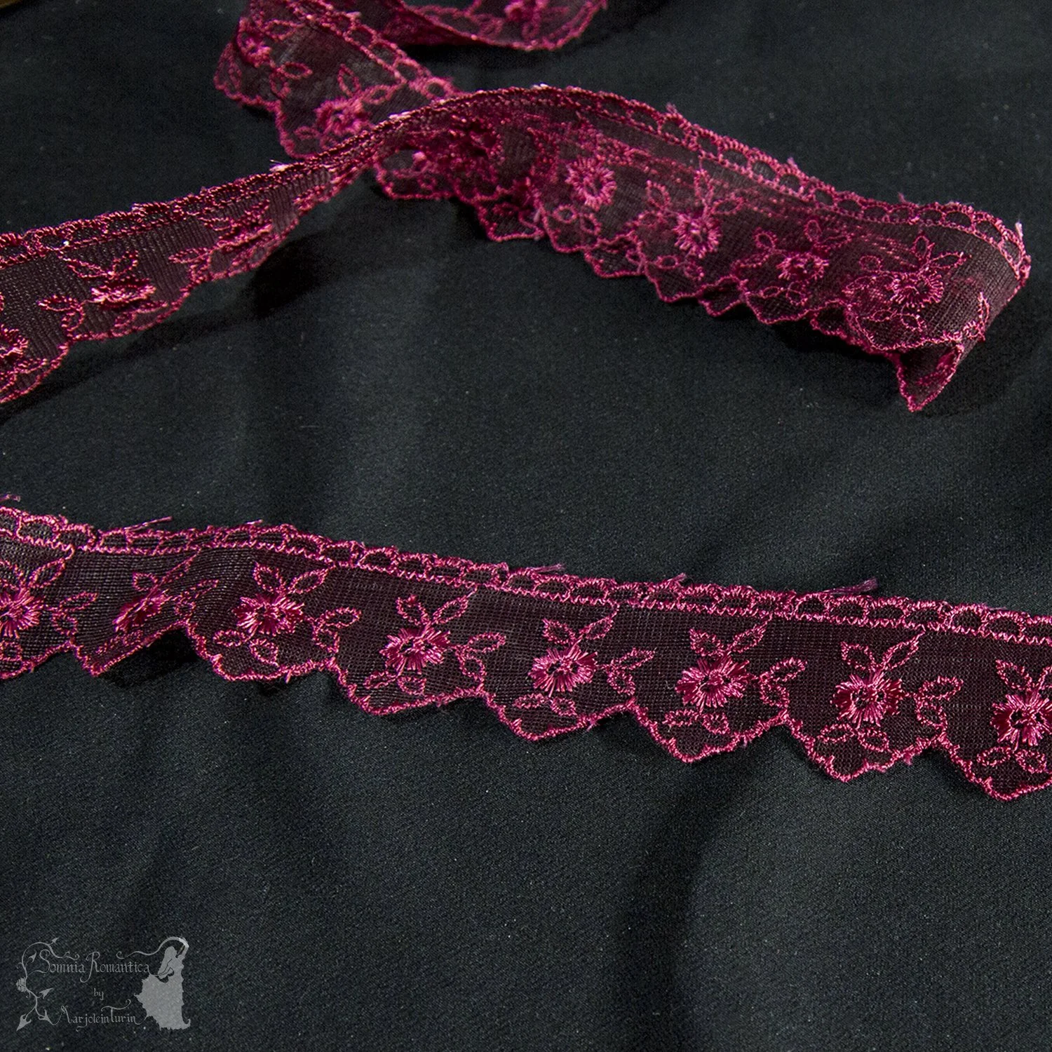 2018-11-16-wine-red-lace-trim-somnia-romantica-marjolein-turin-close.jpg