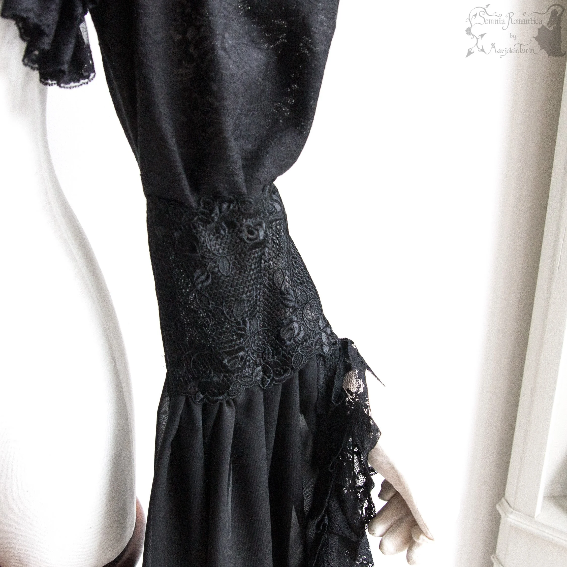 2512SHLBK42-somnia-romantica-marjolein-turin-2025-12-dec-11-02.jpg