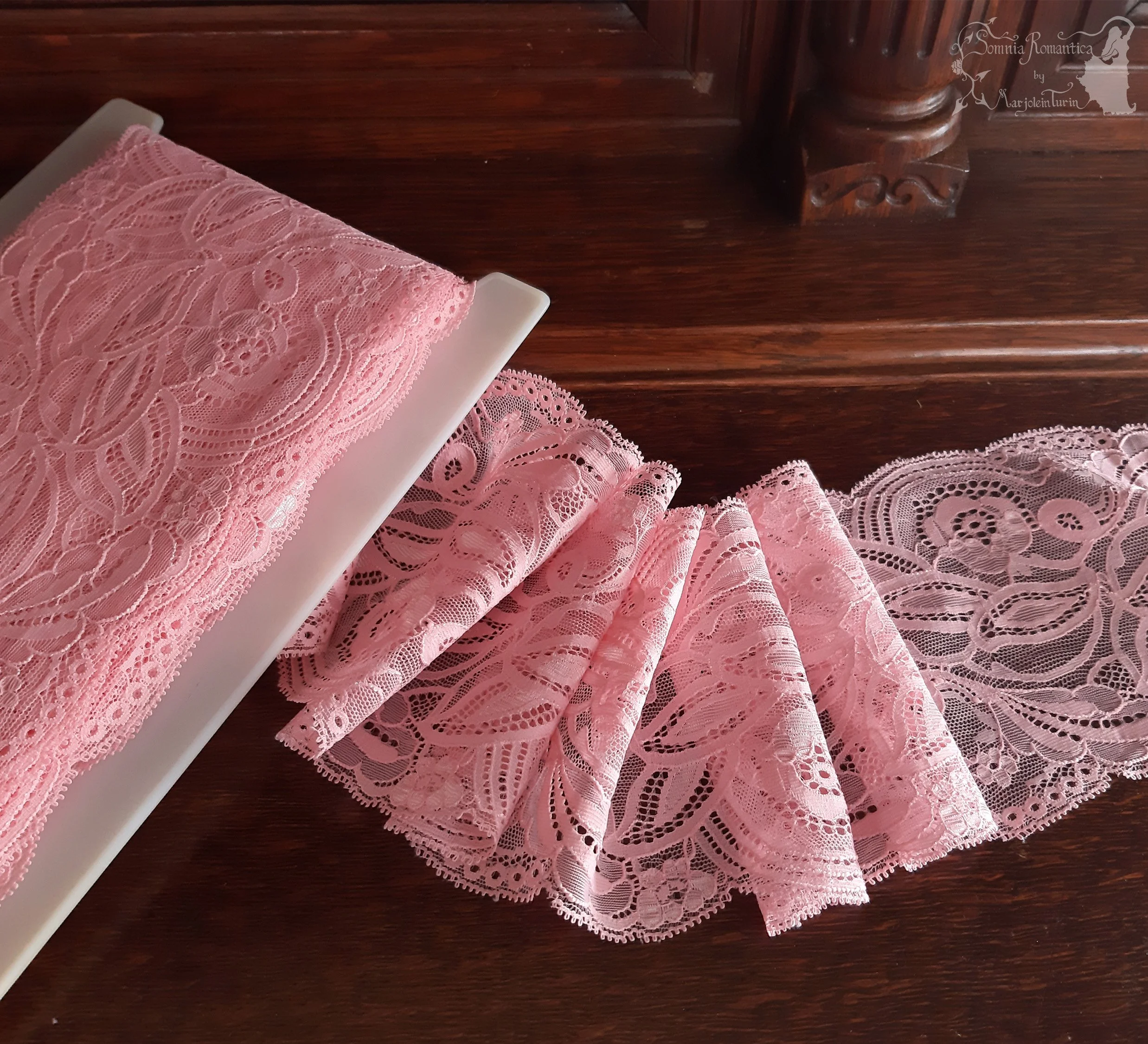 11 yards (10 meter) of 90s vintage salmon pink lace, 4 3/4 inch wide (12,5 cm)