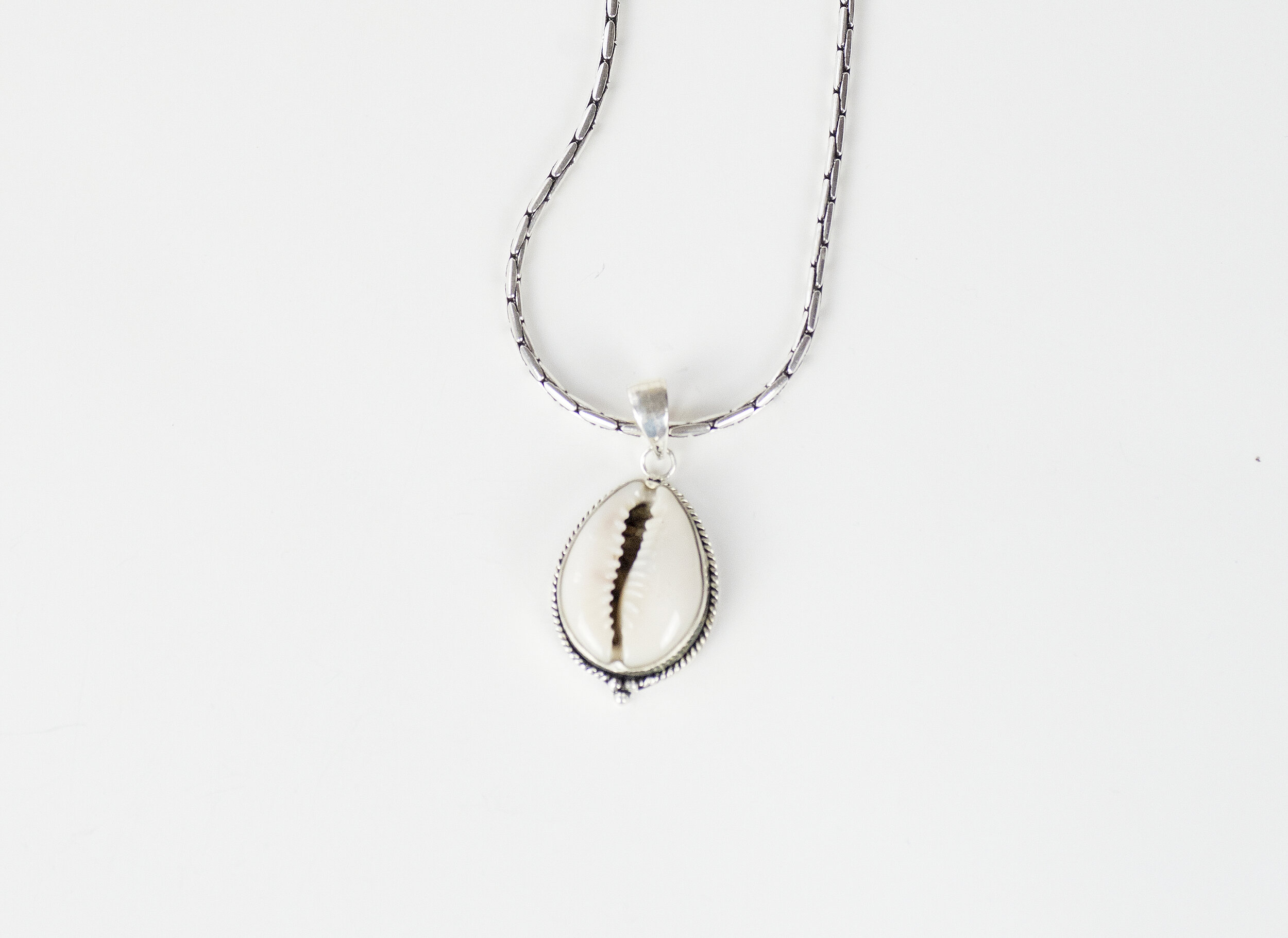 COWRIE Necklace in Silver Small