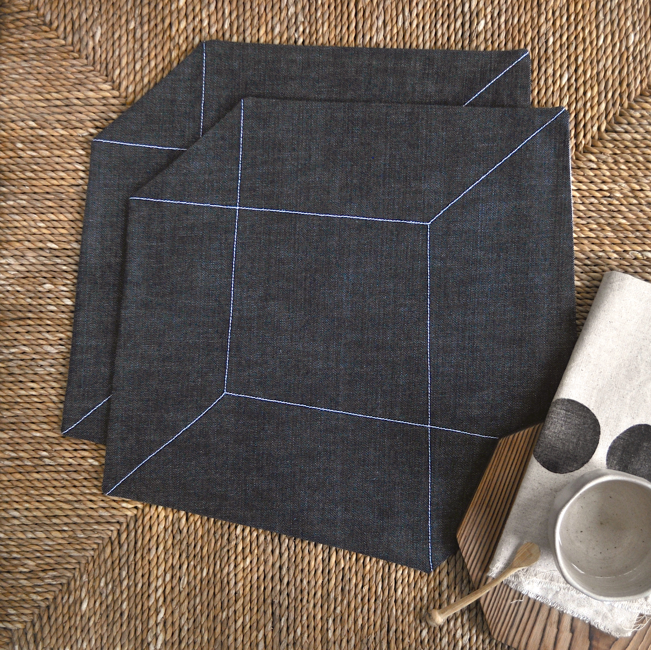 placematcubeshapeblack1.png