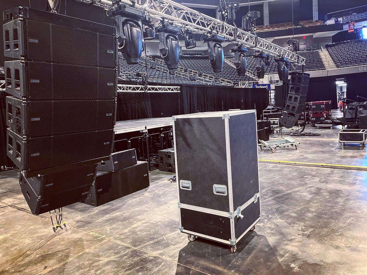 Who&rsquo;s else&rsquo;s favorite color is black?🖤 
📸 @limitlesslightsandsound 
@dbtechnologies VIO LINE ARRAY
@martinprofessional VIPERS &amp; AURAS 
.
^^ our gear puts in that work 😤
. 
#productionlife #eventproduction #lightingdesign #linearray