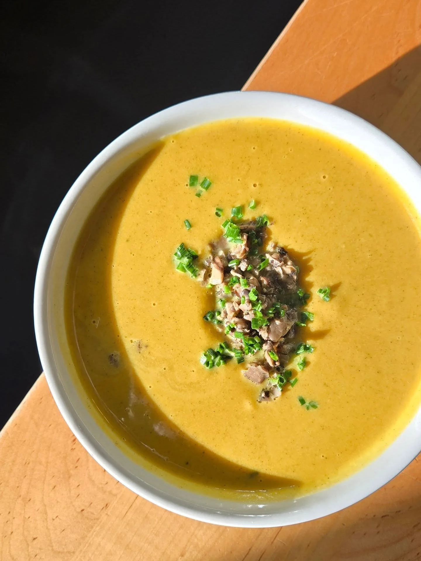 🎥 Our Spiced Butternut Squash Soup &ndash; Winter's Ultimate Cozy Bowl! 🍂🥣

Made with love and topped with roasted mushrooms + fresh chives!

Sip it straight as a soul-warming soup... or level it up into a full Be Square meal:
Add your fave side (
