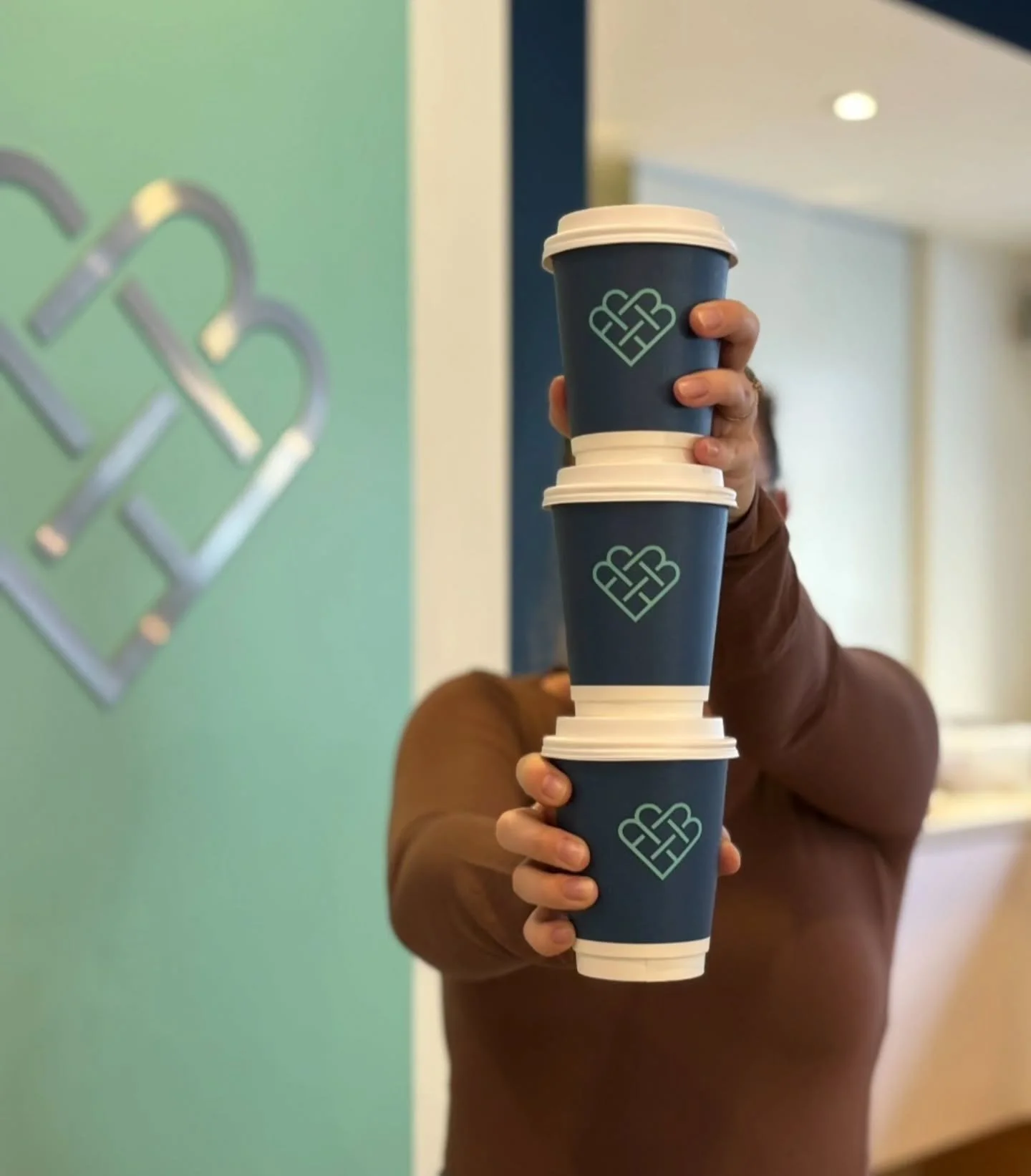 Cold Day? ☕❄️
Which one's calling your name today?
🍎 Hot Apple Cider &ndash; spiced, cinnamon-kissed, and basically a hug in liquid form
☕ Northern Comfort &ndash; our cozy, hot and customer&acute;s favourite 
🍫 Hot Chocolate &ndash; rich, decadent