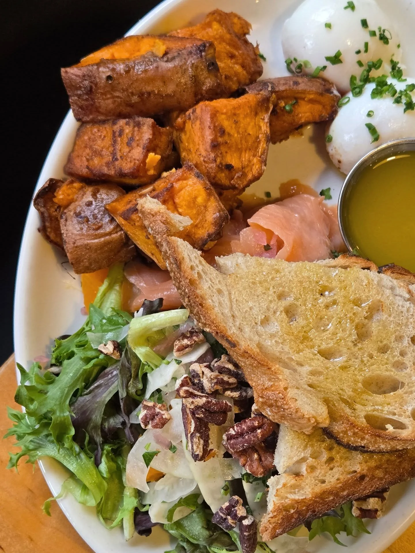 Meet the Weekender Breakfast &ndash; yes, it's called Weekender, but good news: it's available all week long! 🌞🍳

Start your day right with Weekender Breakfast:
✨Fresh Market Leafy Greens Salad
✨Roasted Sweet Potatoes
✨Warm toast
✨Choose your first