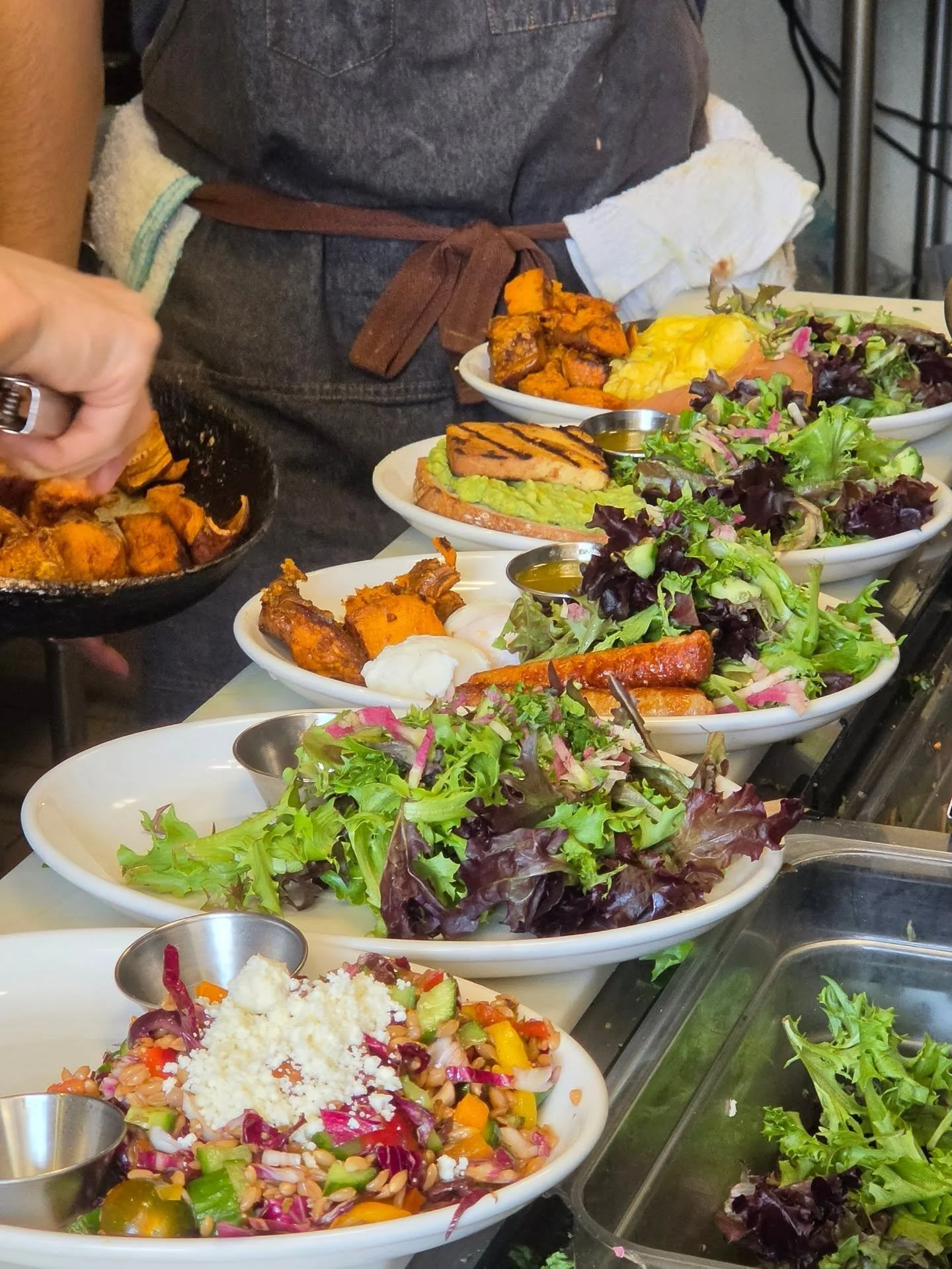 Kitchen full of goodness 🤗 

Everyone is loving the Asparagus Salad with White beans 💙 and Sesame Noodles too! 

Which one is your favourite spring side?🍽

#EatDrinkMaryBe #MaryBeKitchen #spring