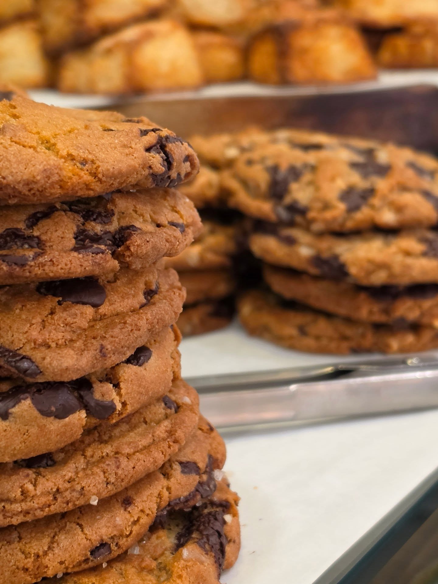 Mountains of cookies! Who else is hooked on our cookies and biscuits?🍪🤗

Try our Classic Salted Chocolate chip cookie or Enlightened Salted Chocolate chip cookie (vegan) 🩷

#eatdrinkmarybe #MaryBeKitchen #cookies