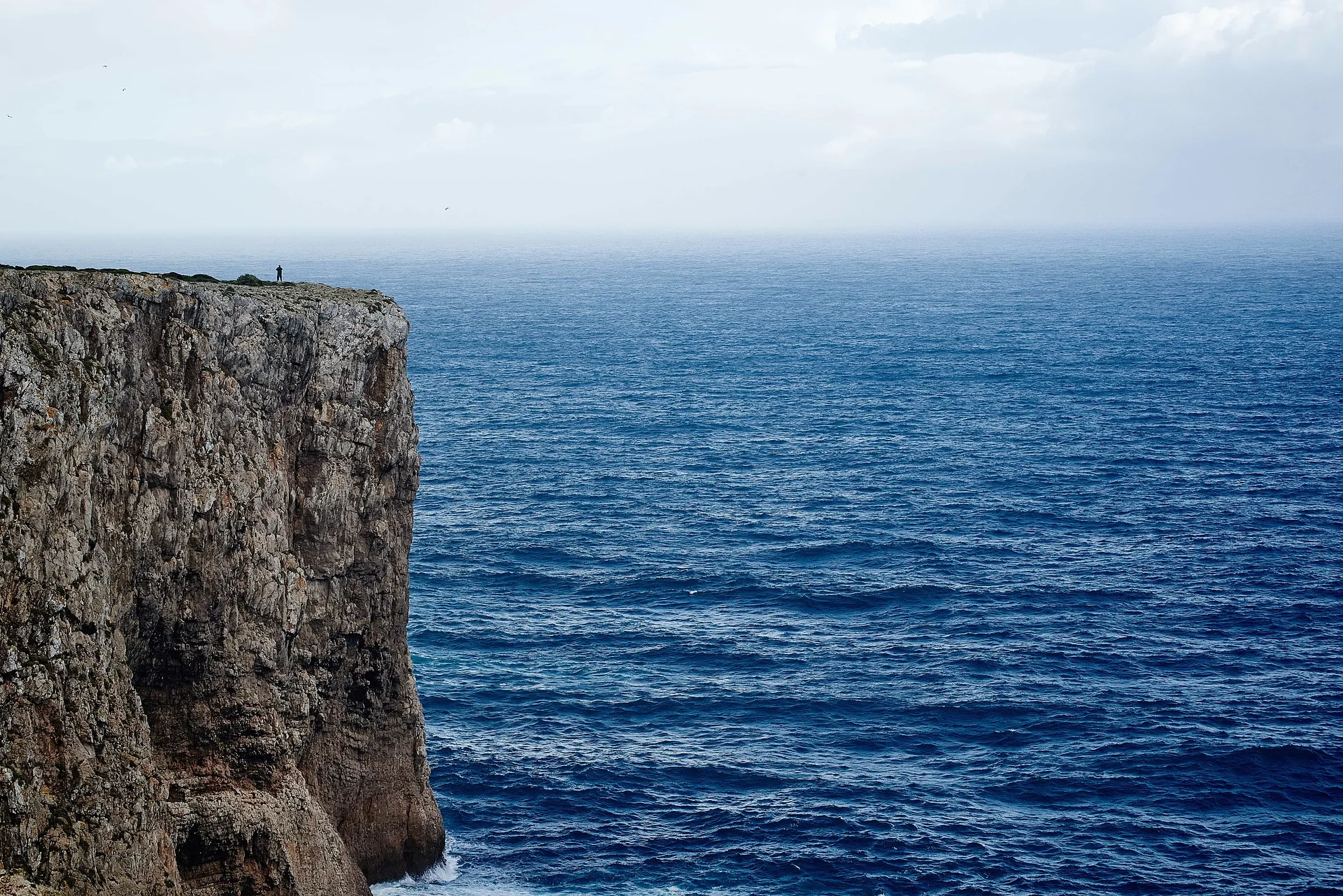 cliff-1031187_1920.jpg
