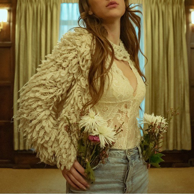 Towards growth🌱 . .
. 📷: @detroitbird ✨: @hautecloth .

#floraldesign #model #fashionstylist #hairstyles #moody #photography #aura