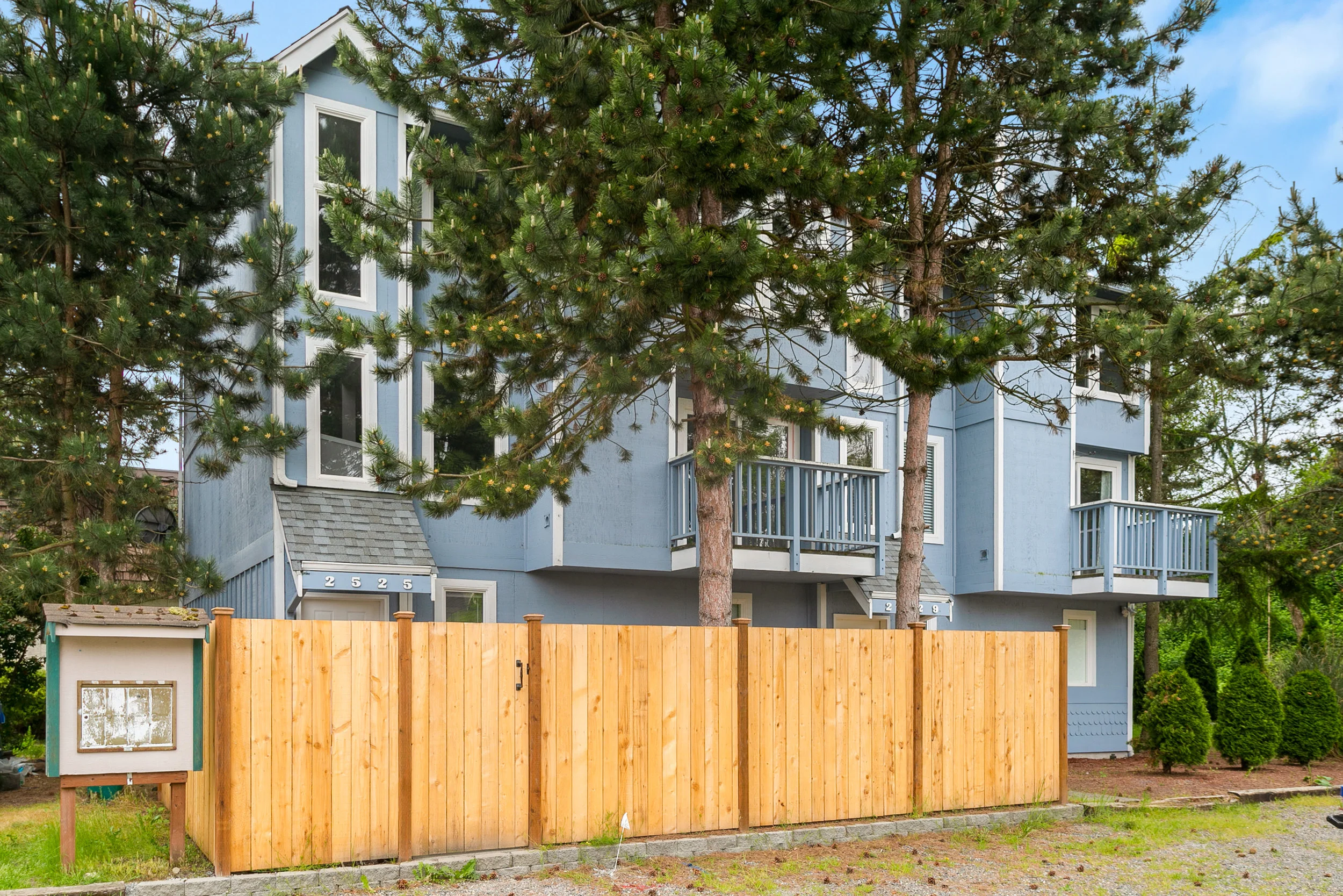 2525 SW Cloverdale St, Seattle