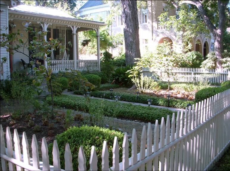 Front yards can contribute to the quality and character of historic districts. Photo by Mike Pecan.