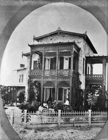 This type of wood fence has historic precedence in the King William Historic District. Photo courtesy of UTSA Digital Archives.