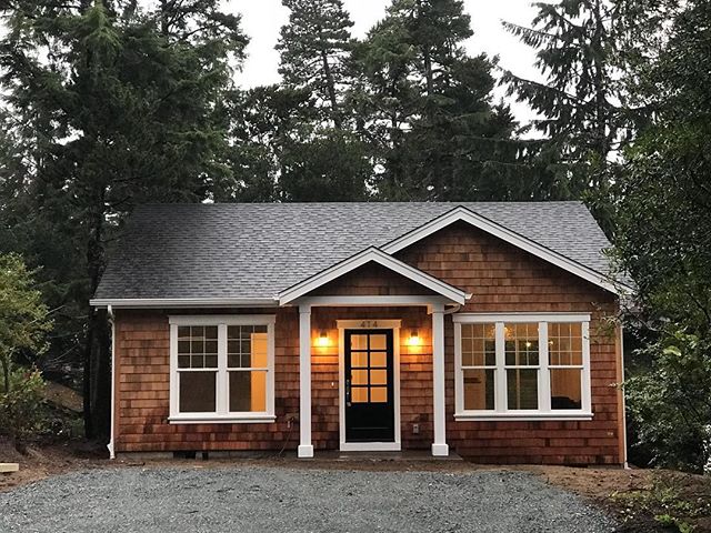 Turning over the keys to this charming little beach house in Manzanita. 
#PFH #manzanita #oregoncoastbuilders #oregoncoast #homebuilders