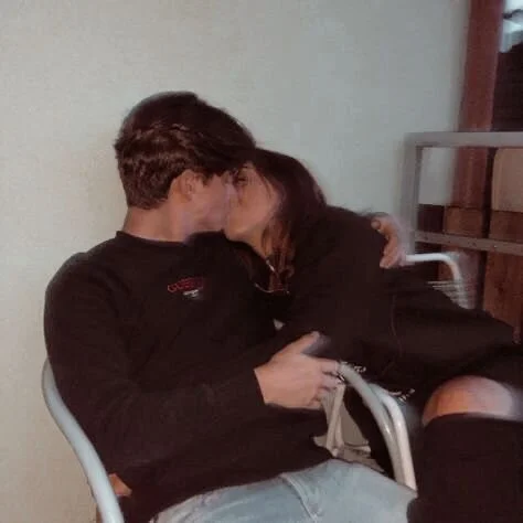 Real Talk on Being a Hopeless Romantic Who’s Emotionally Unavailable