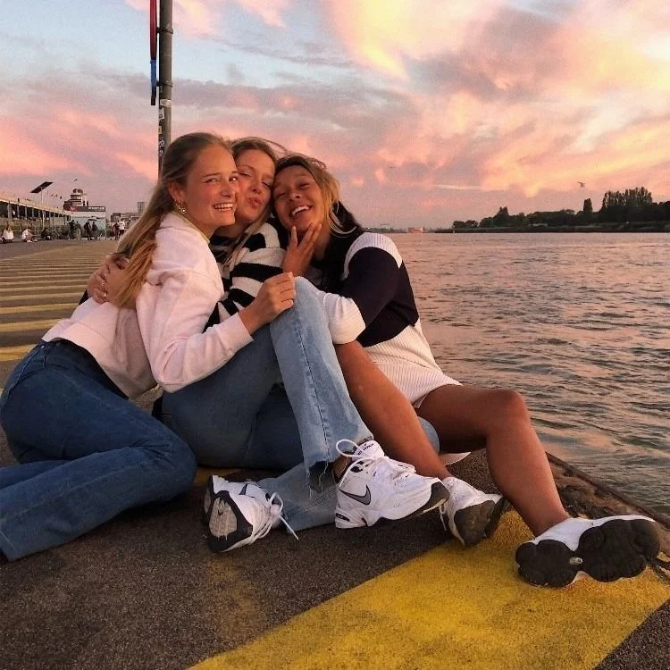 Your Guide to Staying in Touch With Hometown BFFs in College