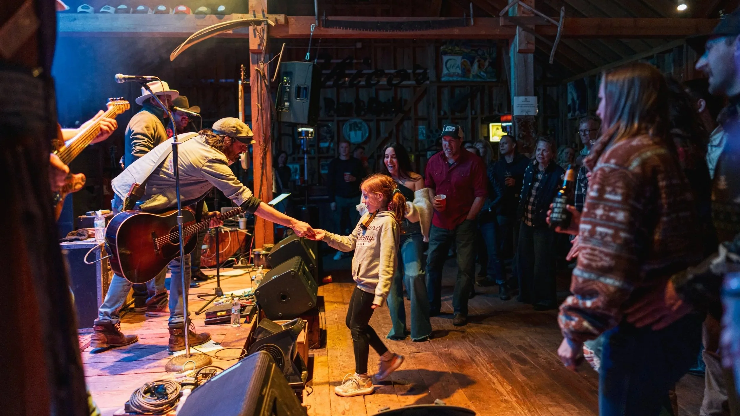 Micky &amp; The Motorcars at Chico's Barn