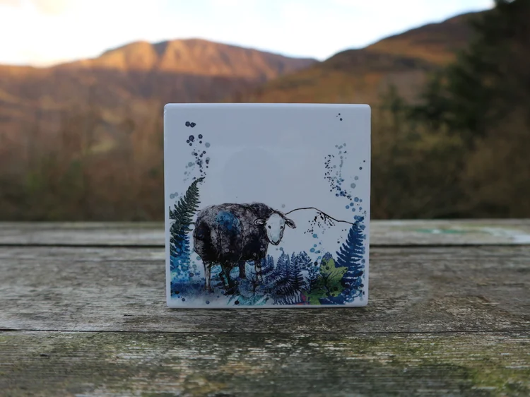 Sottobicchiere In Legno MDF Lake District – 9x9 Cm Con Base In Sughero, Design Escursionismo, Regalo Originale Per Amici