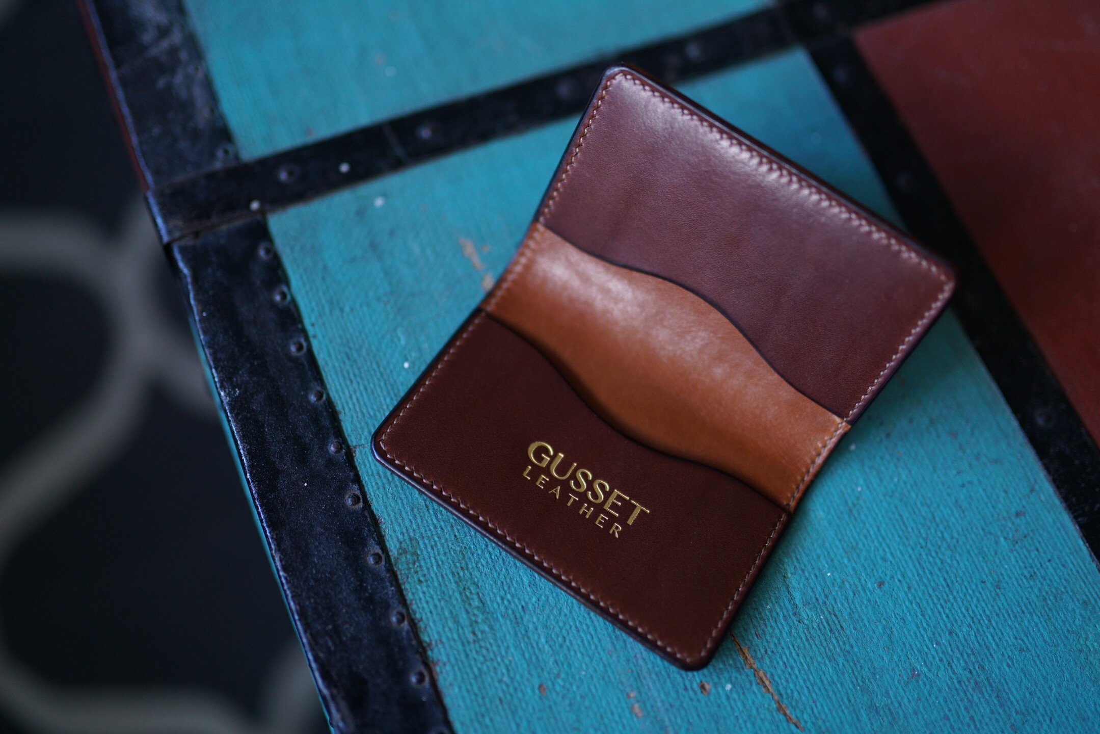 Two-toned interior, sharkskin exterior.
.
#leather #leatherwork #handmade #handstitched #leatherwallet #hamont #burlon #maker #edc #carrywell #craft #leathercraft