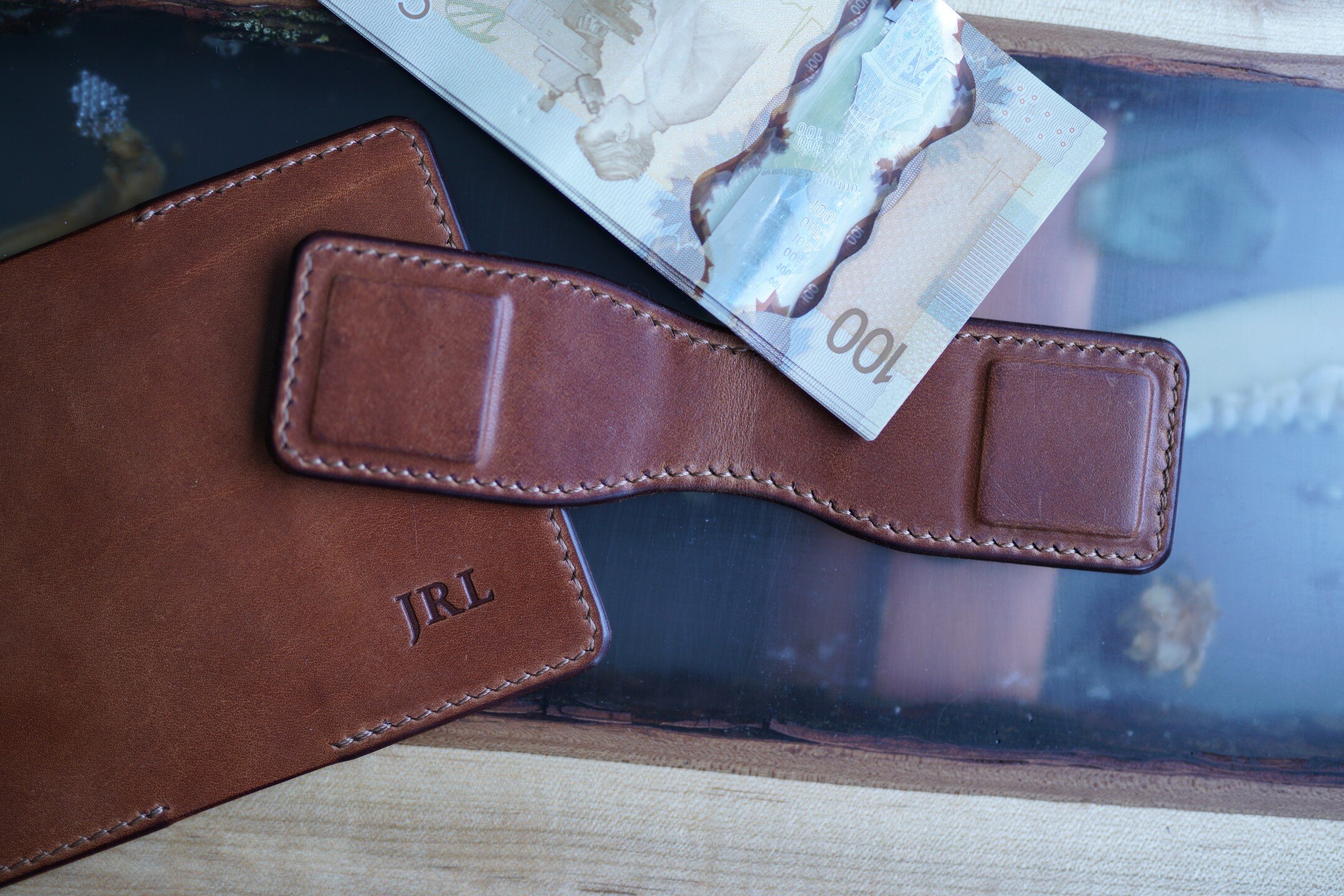 Card wallet and money clip pair in buck brown, hand stitched with nut brown thread at 7spi, with initials embossing.
.
In the past I've had some trouble sourcing good magnets for these money clips&ndash;&ndash;but this one worked out great with a cap
