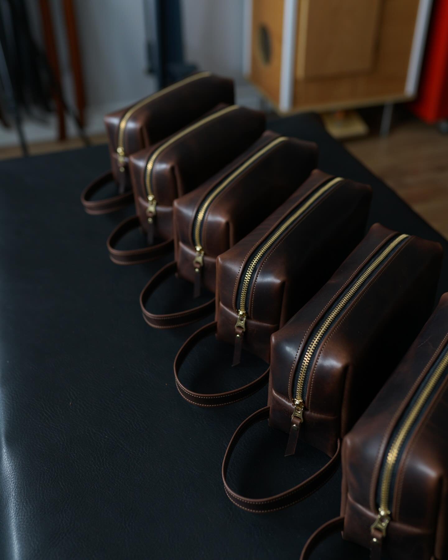 Wedding party gifts picked up today! 6 travel bags/dopp bags/whatever TF you call them with custom embossed initials; thanks for the support!
.
#leather #handmade #leatherwork #customleather #maker #hamont #burlon #dundas