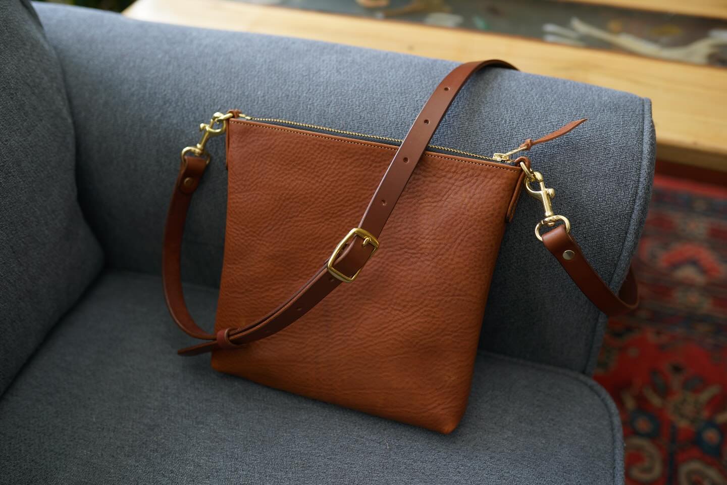 AUCTION ALERT! I made this purse out of off-cuts from the last bag I was working on, but then I discovered I don&rsquo;t really have the shelf space to store it at the moment!
.
So, we&rsquo;re gonna try something a little different&mdash;no reserve 
