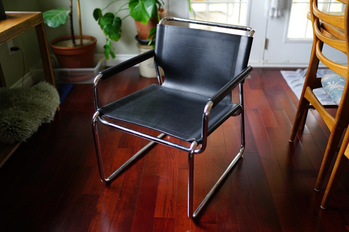 Recently completed this seat replacement on a pair of Corbusier chairs&mdash;this is made with 11oz Tuscano shoulder from @tannerywarehouse.
.
Some custom orders require more planning and &lsquo;project management&rsquo; than actual leather working&m