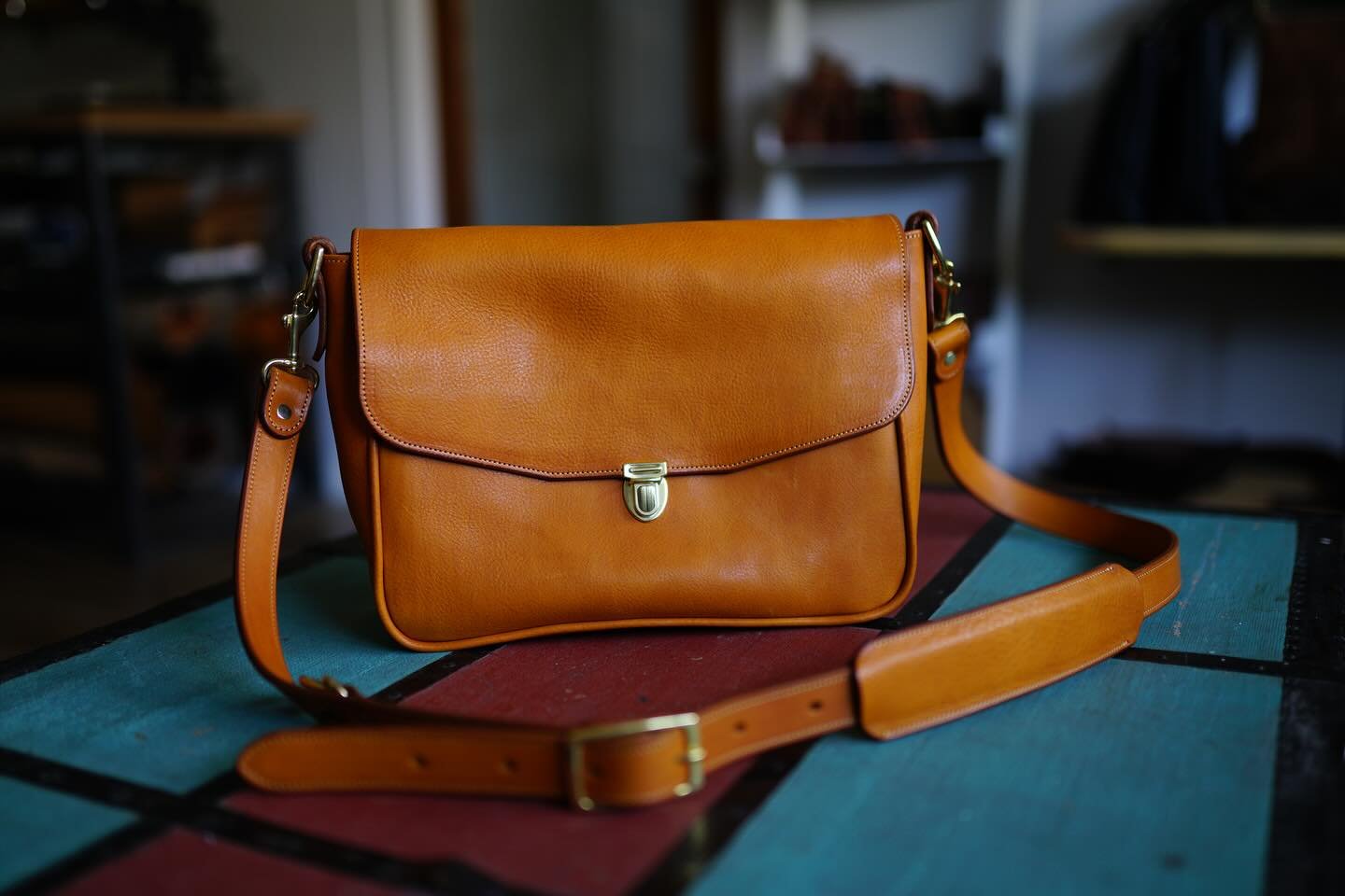 Kinda hard not to love that colour 🔥
.
Lil&rsquo; custom satchel from a couple weeks back feat. some lovely milled Italian vegetable tanned leather.
.
#leather #customleather #leathercraft #customleatherwork #maker #bag #leatherbag #edc #carrywell #