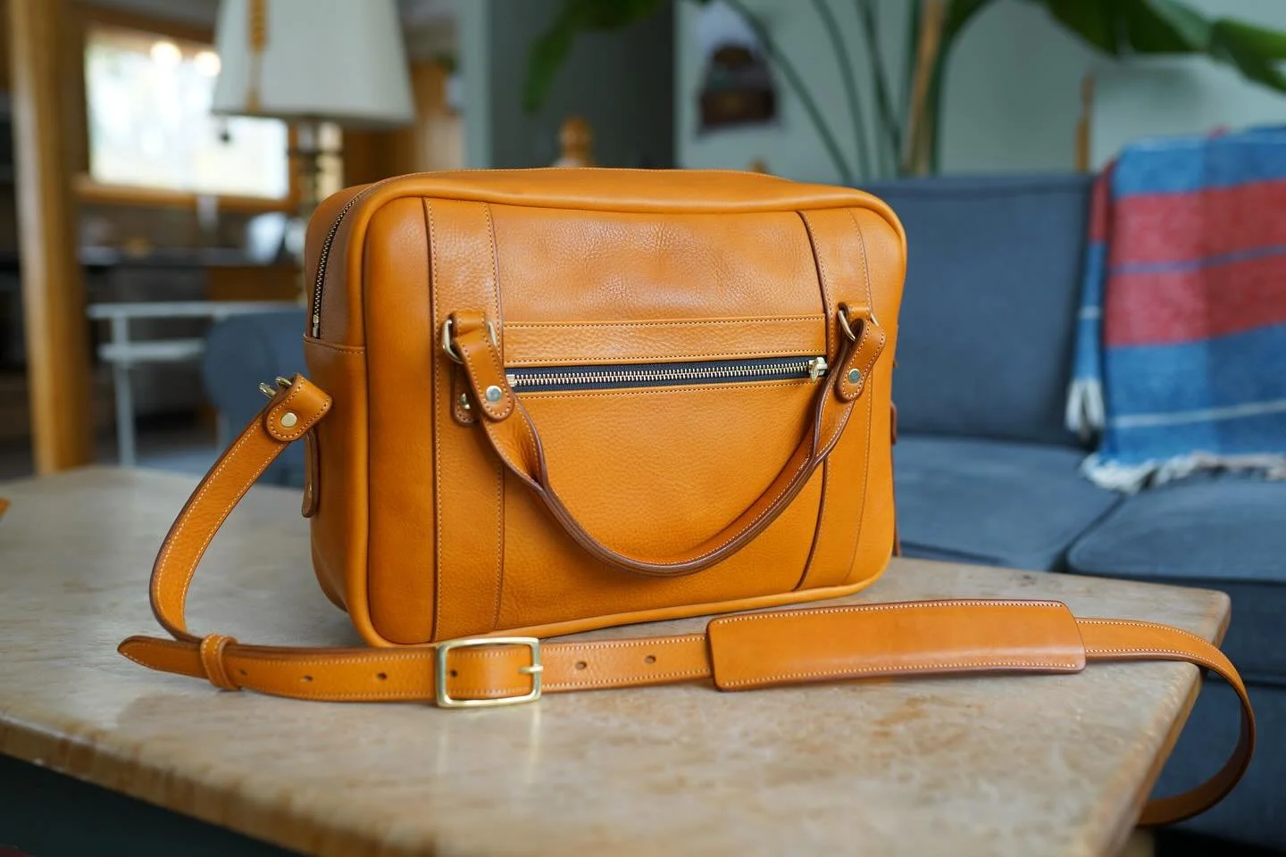 🤤 
.
#leather #leatherwork #customleatherwork #hamont #burlon #dundas #custombag #leatherbag #craft #maker