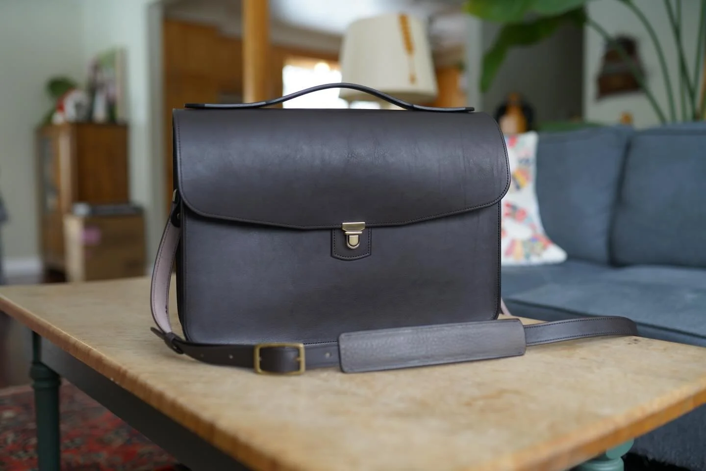 Custom 16.5&rdquo; x 11&rdquo; x 4.5&rdquo; messenger bag picked up today by a happy customer&mdash;loaded with interior pocket panels and made from some tough 6/7oz milled vegetable tanned leather.
.
#leather #handmade #custombag #customleatherwork 