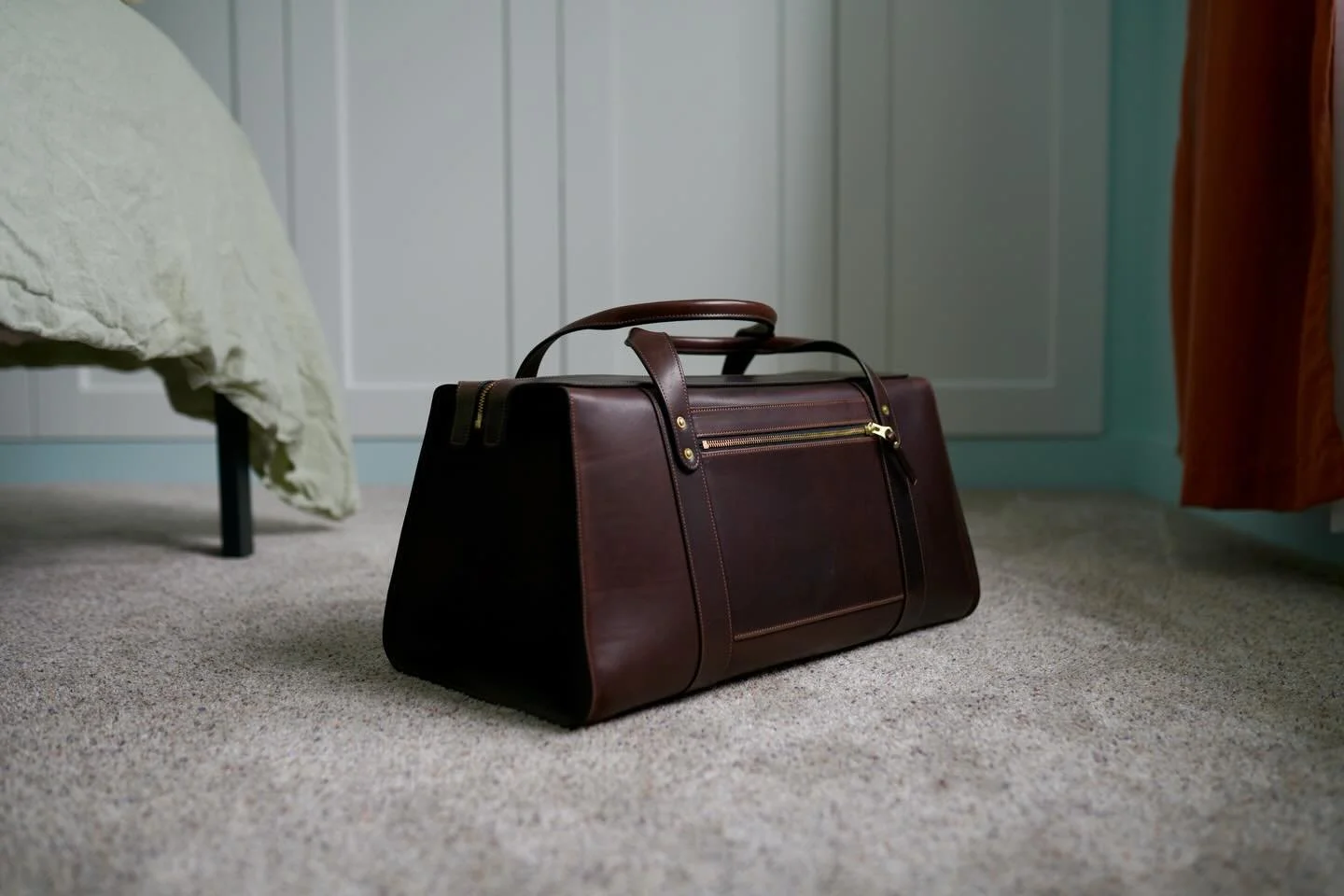 A unique spin on the classic duffle bag&mdash;this structured duffle offers maximized accessibility for bulky items with it&rsquo;s wide open, separating zippered closure (swipe to check it out!).
.
A bunch of years ago I was waiting in the terminal 