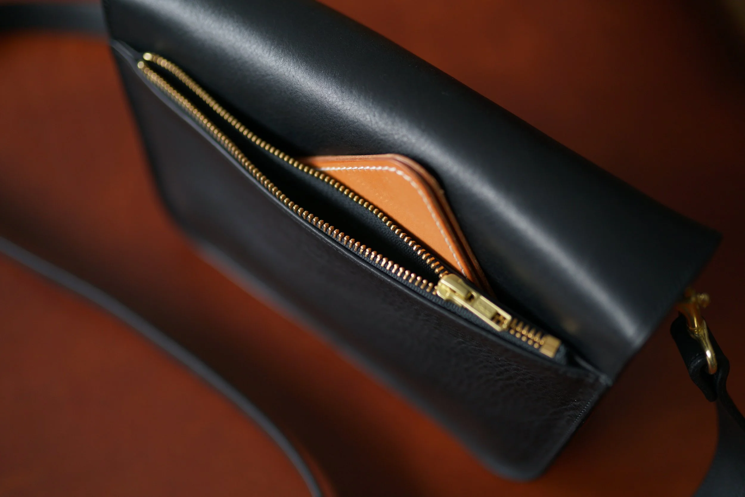 Custom crossbody - zipper pocket detail