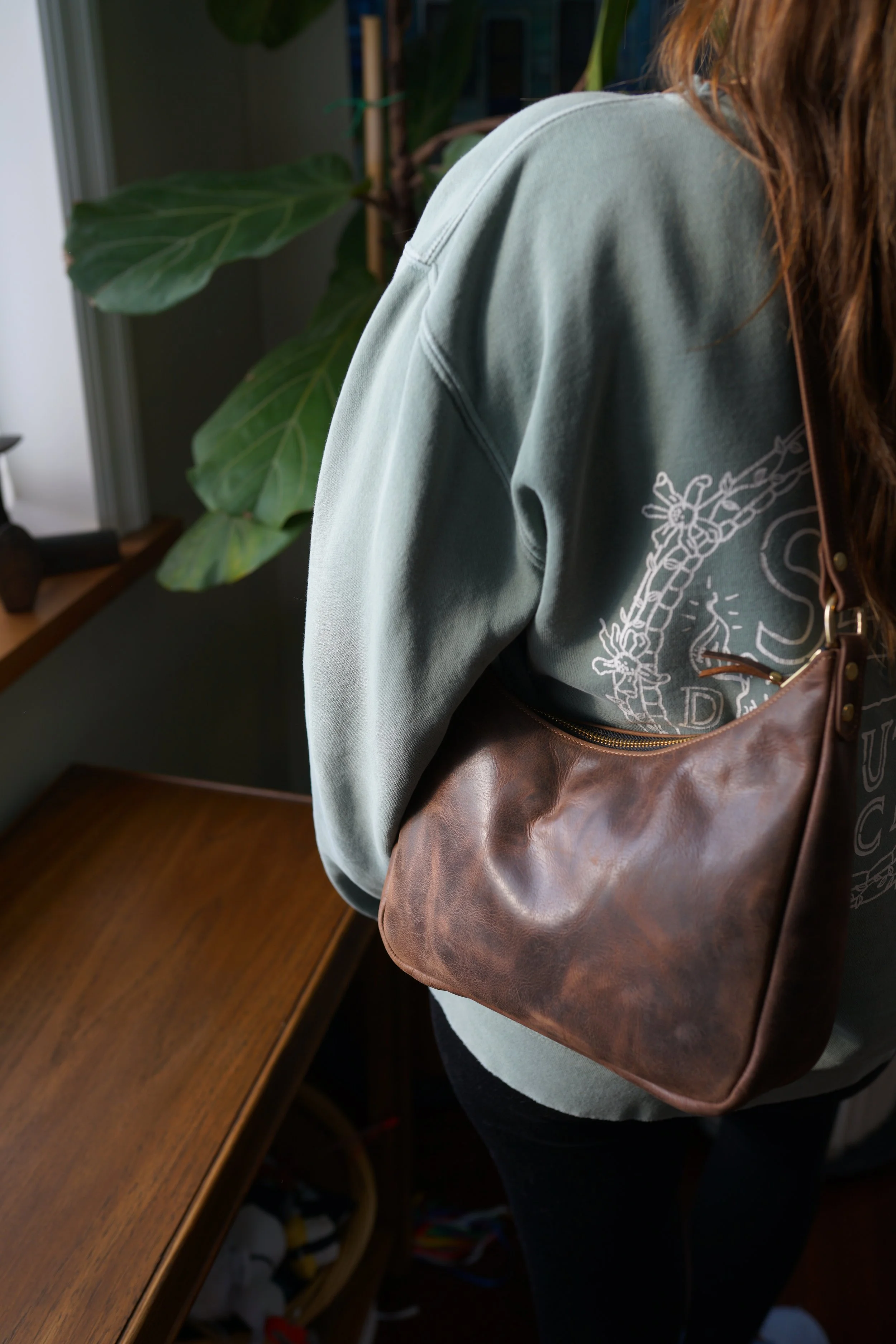 Curved Handbag - seal brown