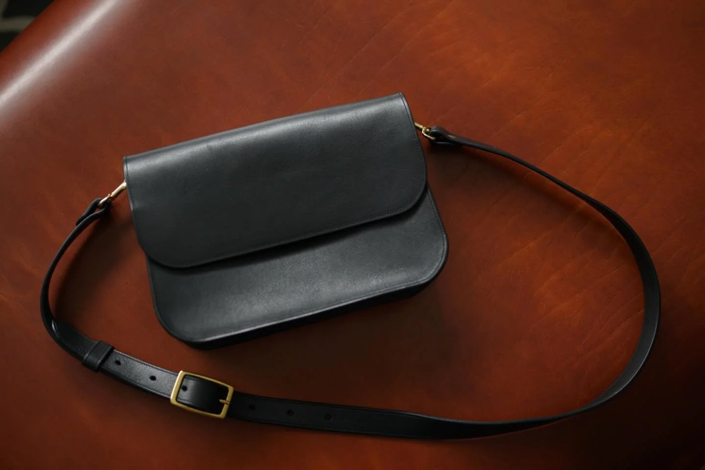 Crossbody purse made for my sweet next door neighbour&mdash;black milled Italian vegetable tanned leather, brass hardware, interior and exterior zipper pockets.
.
As per the request I made the rear zipper pocket with a sleeve pocket behind it&mdash;l