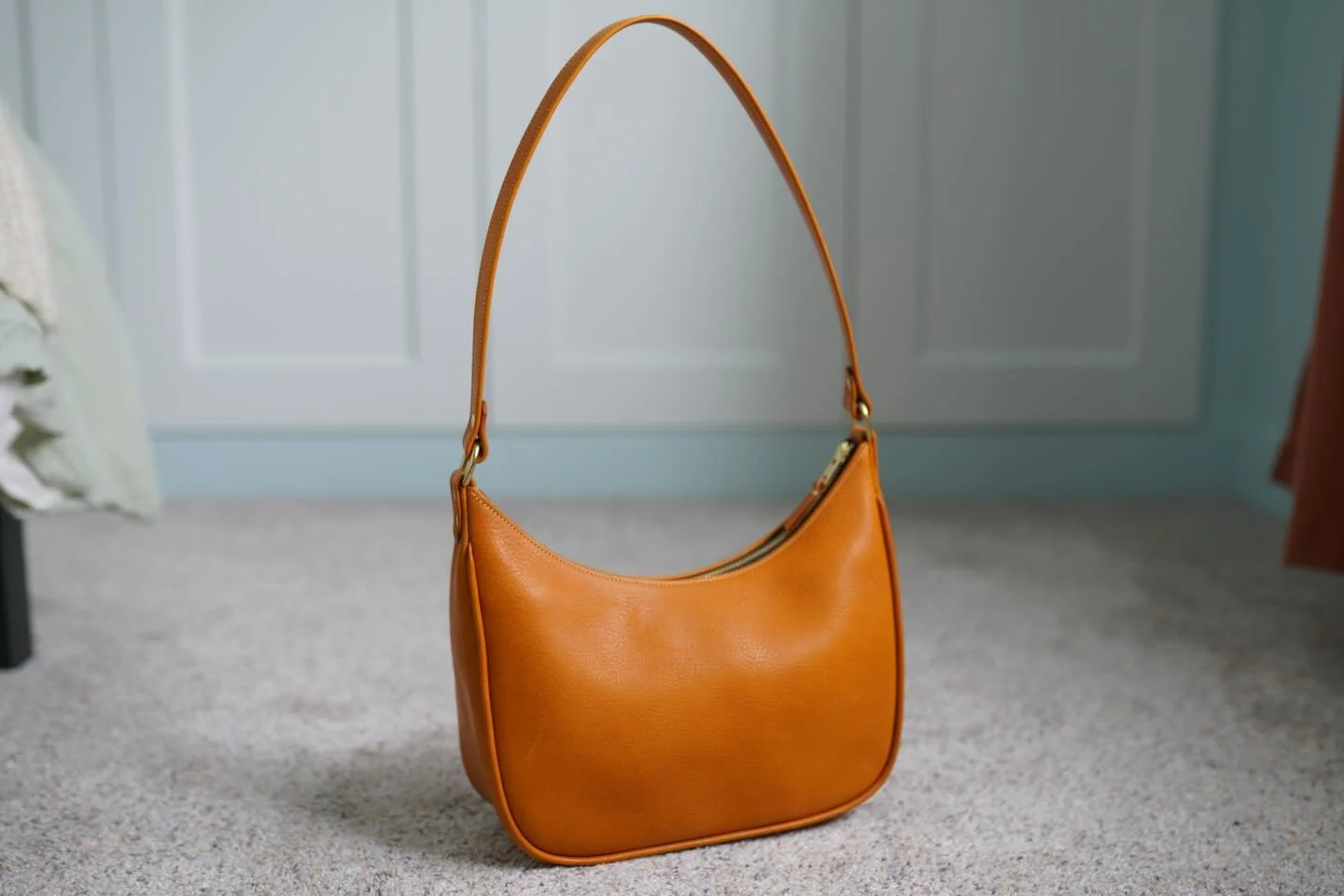 Here is the finalized iteration of this curved handbag design; I&rsquo;ve added matching leather piping, interior leather edge binding, more width to the gusset, and a touch more contour and finesse to the overall bag shape.
.
I love how this shape d