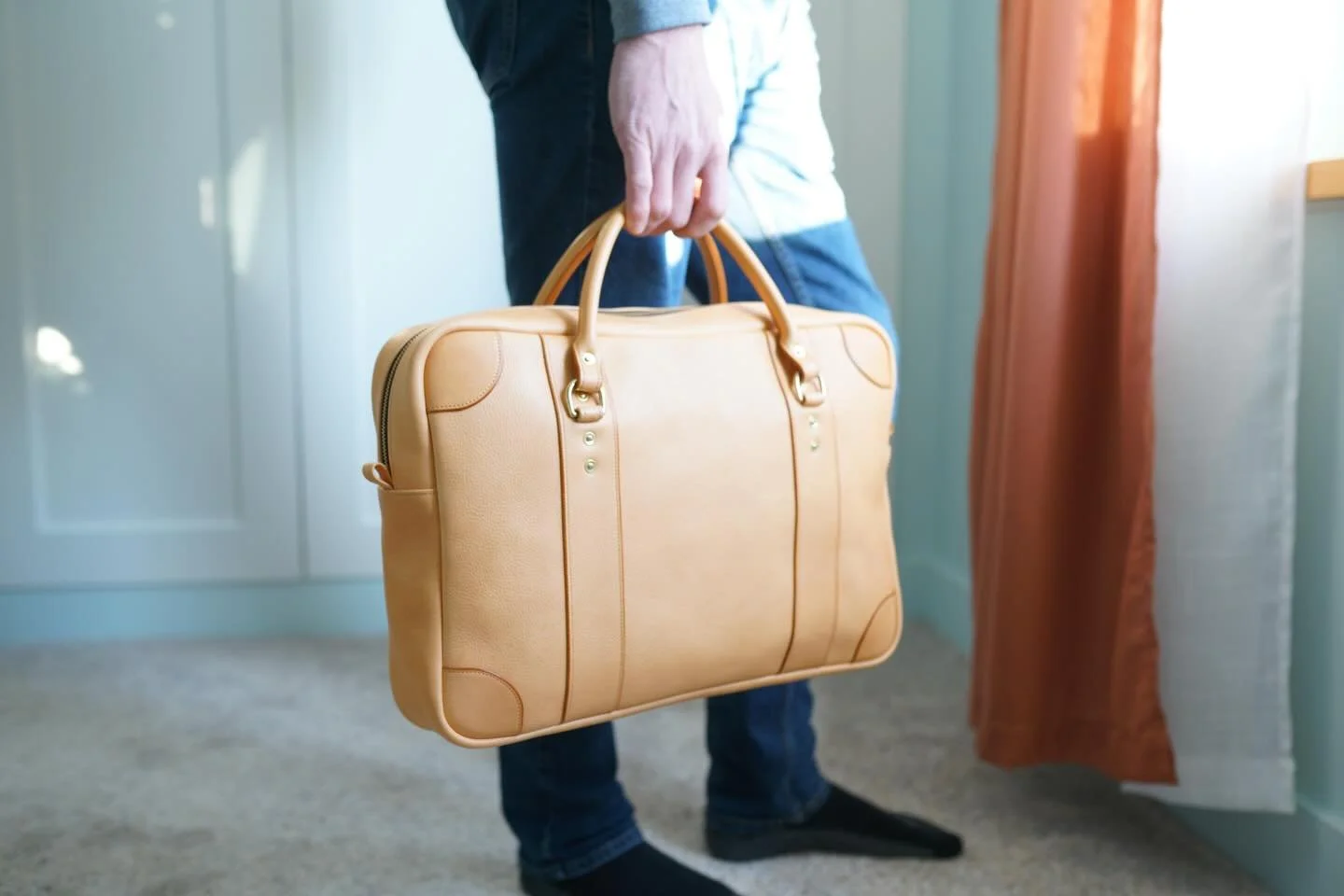 Recently completed briefcase in Vachetta Naturale milled vegetable tanned leather. Custom interior pocket cluster with rigid rolled handles, solid brass hardware, and elegant matching leather interior edge binding.
.
This leather is completely unfini