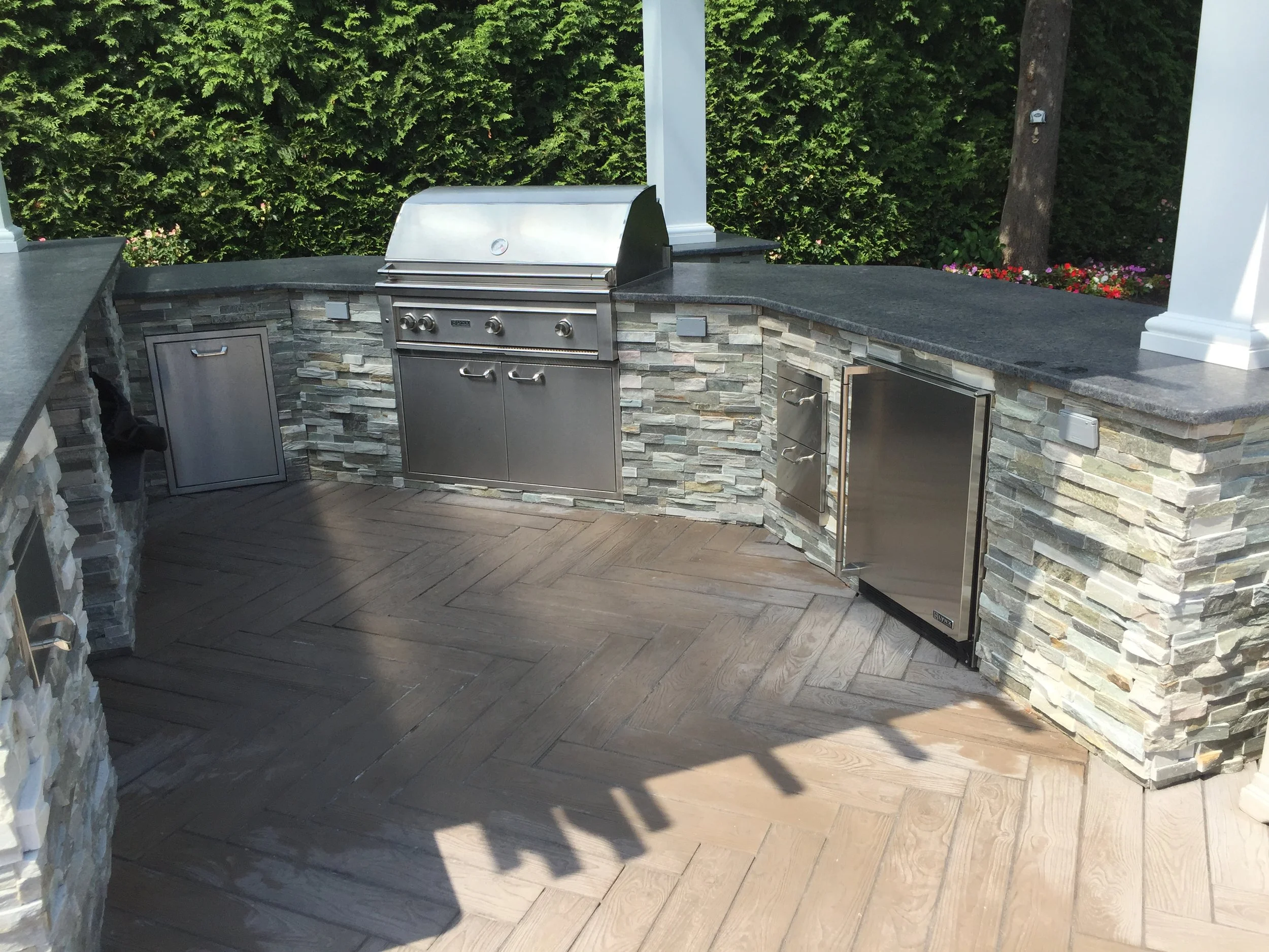 Landscape design with outdoor kitchen in Long Island, NY