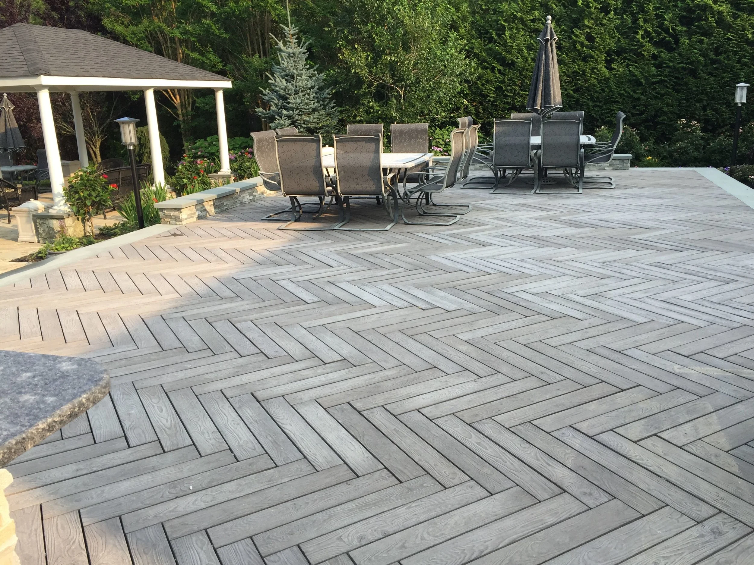 5 Patio Designs to Entertain Large Families on Long Island, NY