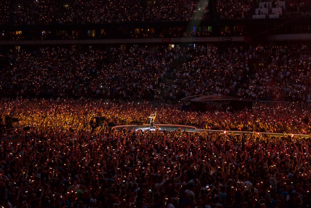 Coldplay_perform__Fix_You_,_Amsterdam_Arena,_June_2016_(3).jpg