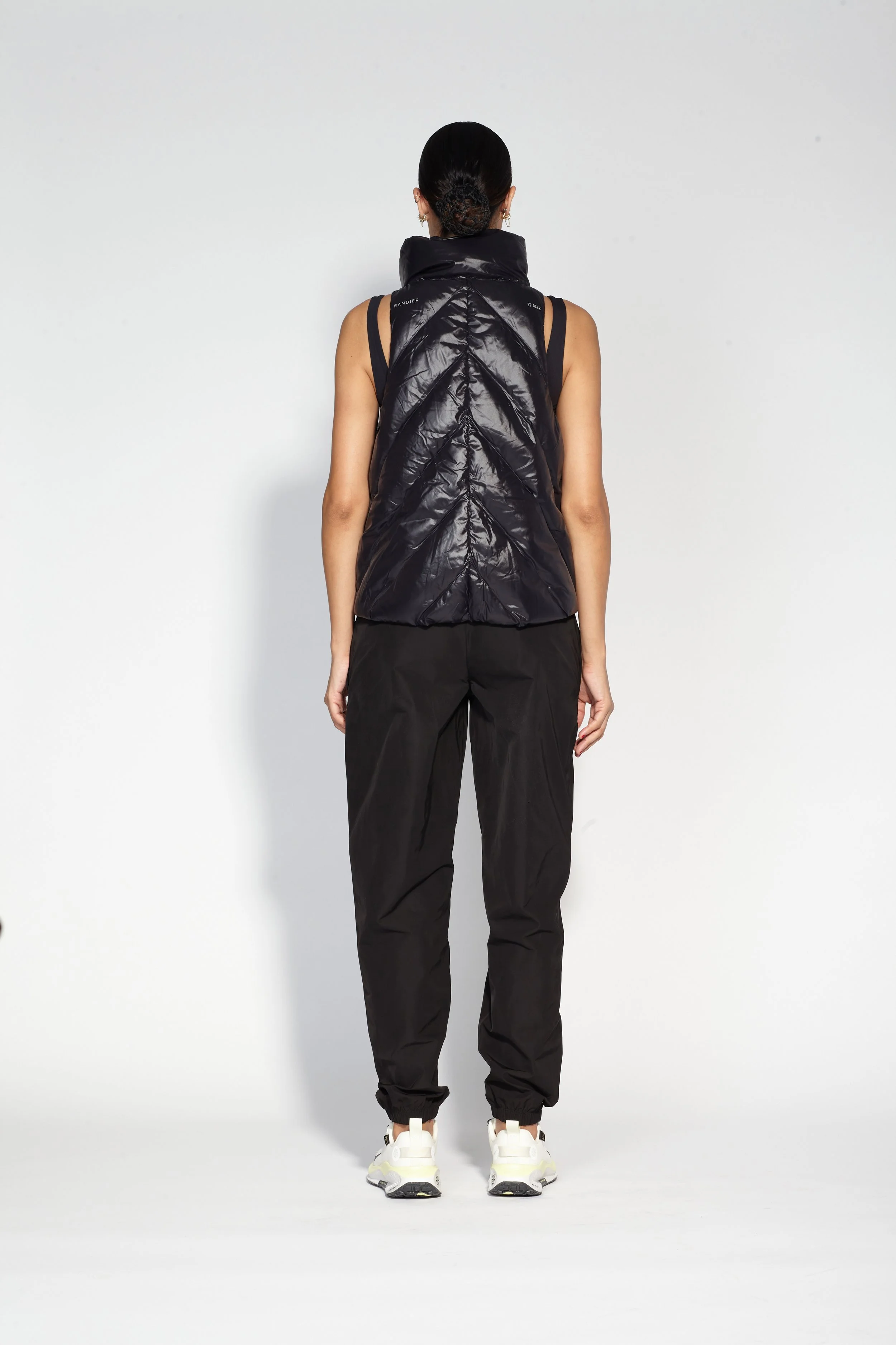 THE ATLAS VEST_EOXB1015_BLACK_2.jpg