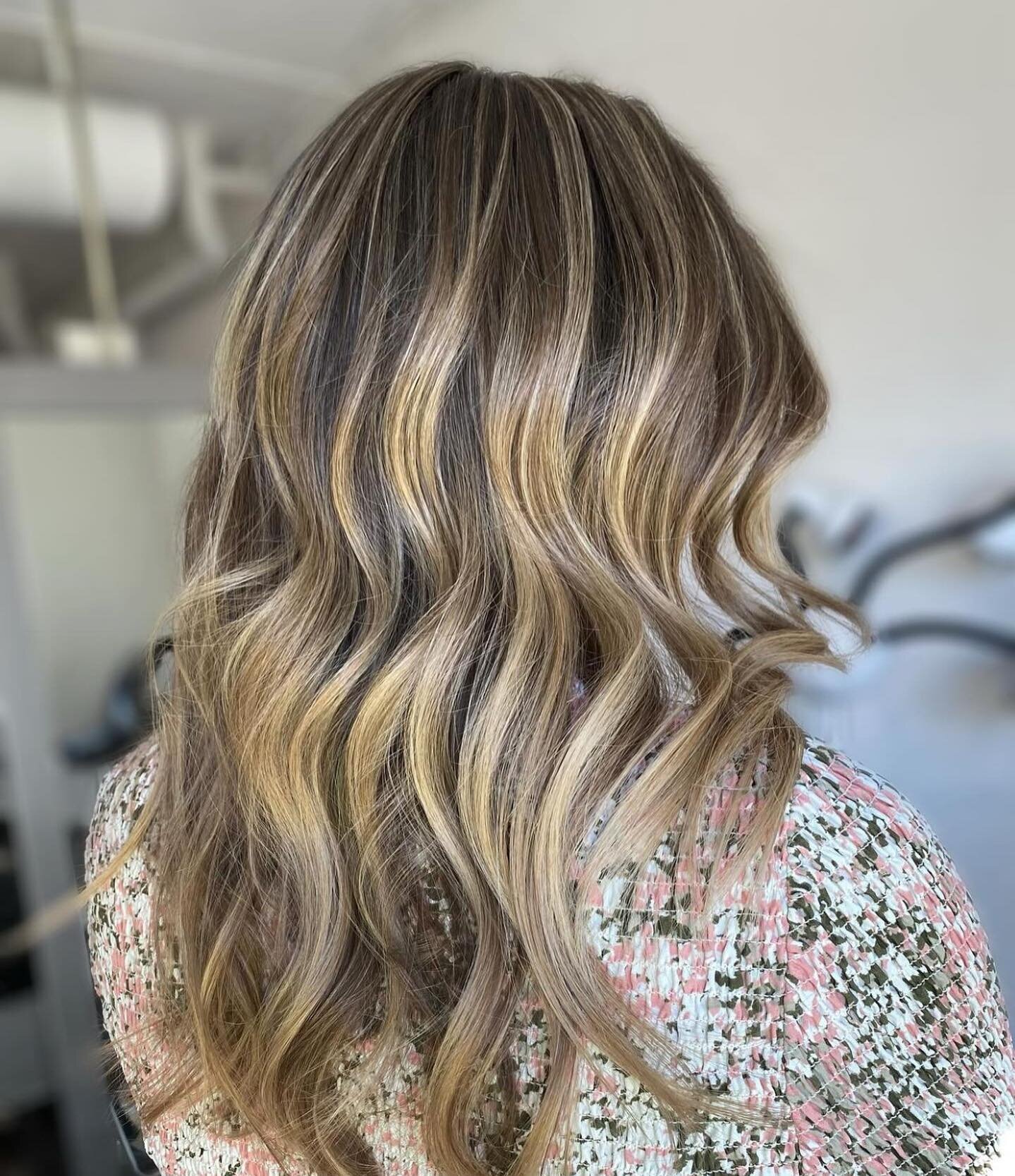 Ribbins of blonde by Ana 🎀
&bull;
&bull;
&bull;

#charlottehair #hairdresser #blondehighlights #hairstyle #nchairstylist✂️ #blondegirl #blondebombshell #hairstyles #volumesalon #charlottehairstylist #blondehairdontcare #hair #charlottenc #hairlook #